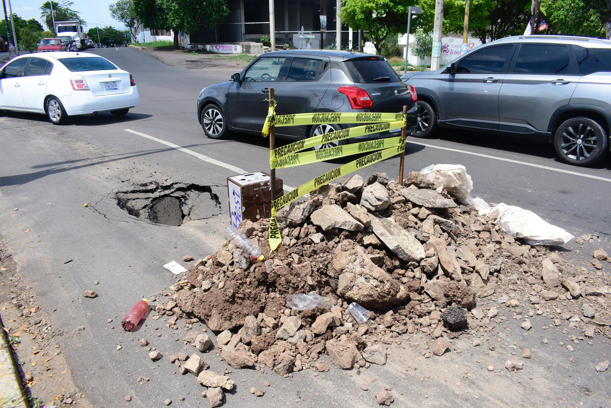 $!Aparece socavón en la colonia Aurora, en Culiacán, tras lluvias registradas el viernes