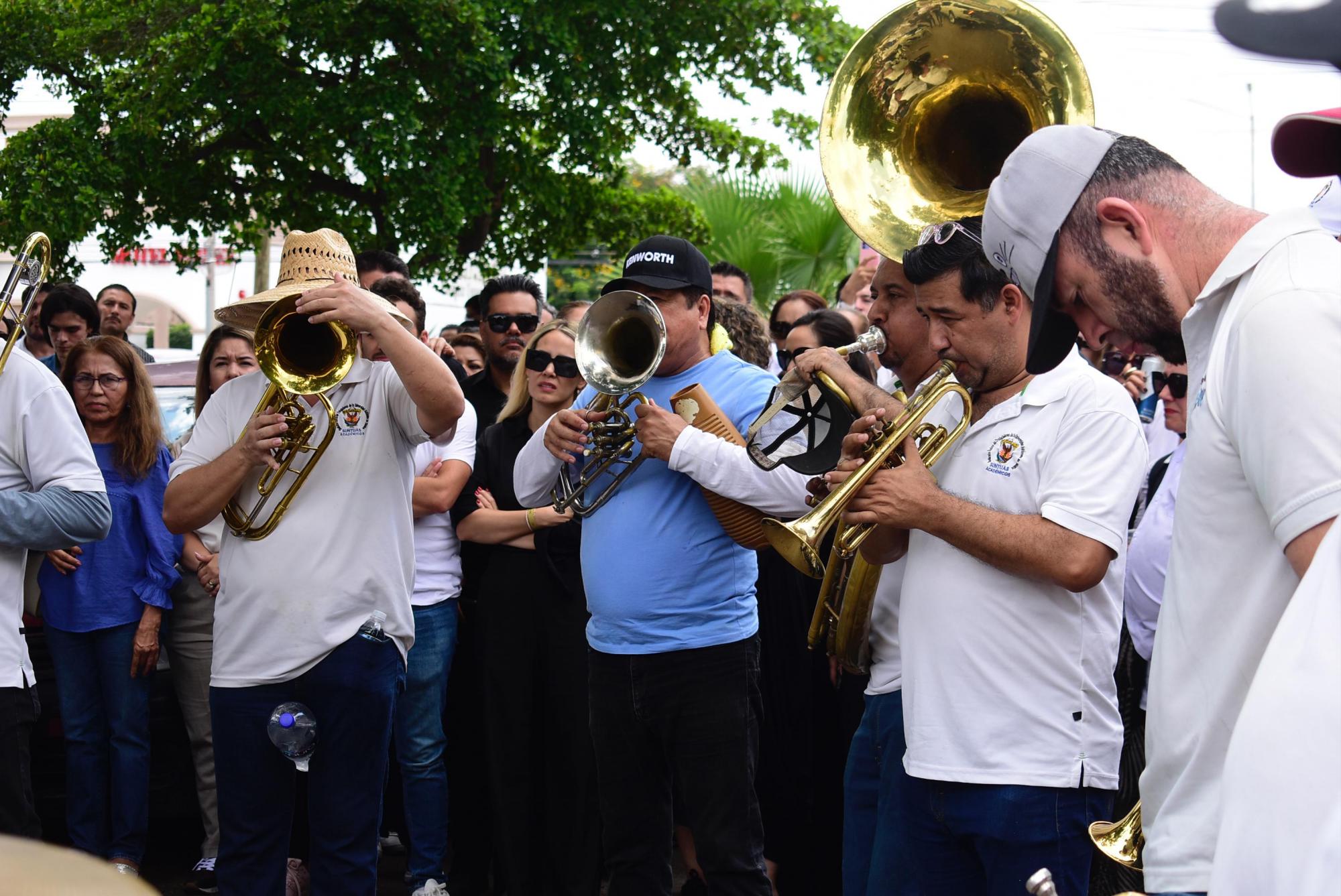 $!Familiares y amigos dan el último adiós a Héctor Melesio Cuén Ojeda