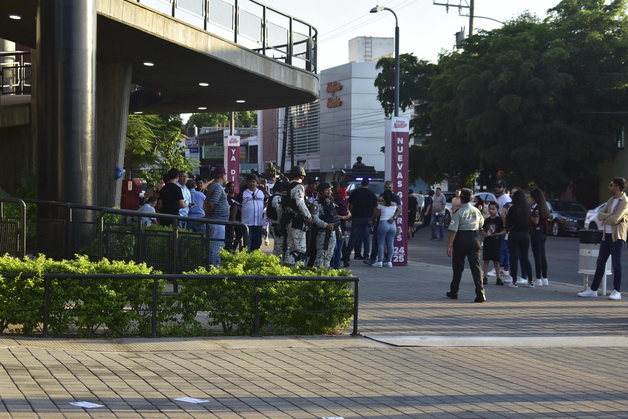 $!Abarrotan culiacanenses Estadio de los Tomateros pese a violencia en Culiacán