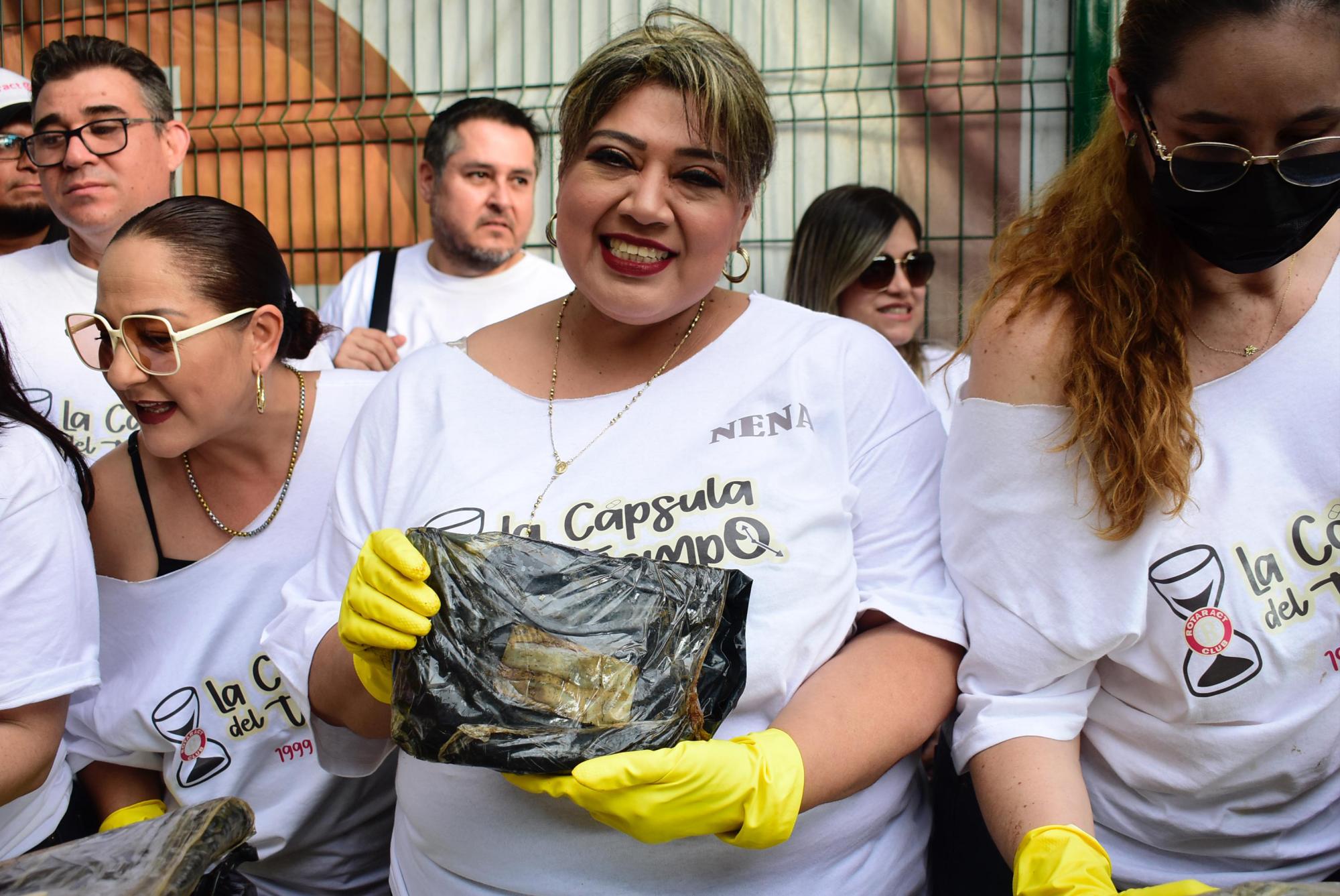 $!Después de 25 años de historia, abren cápsula del tiempo en Culiacán