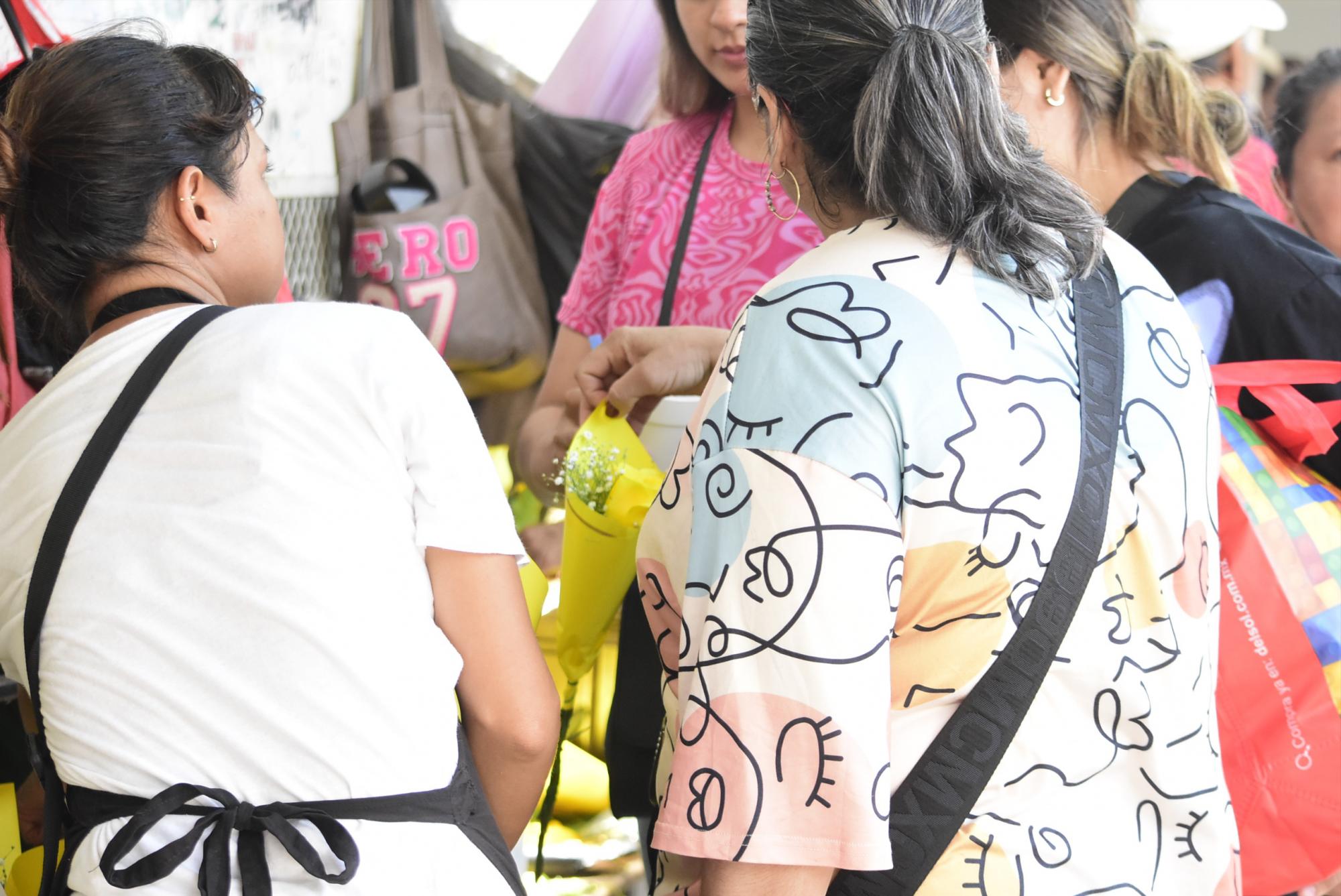 $!Reportan ‘buenas ventas’ de flores amarillas en el Centro de Culiacán, pese a jornada de violencia