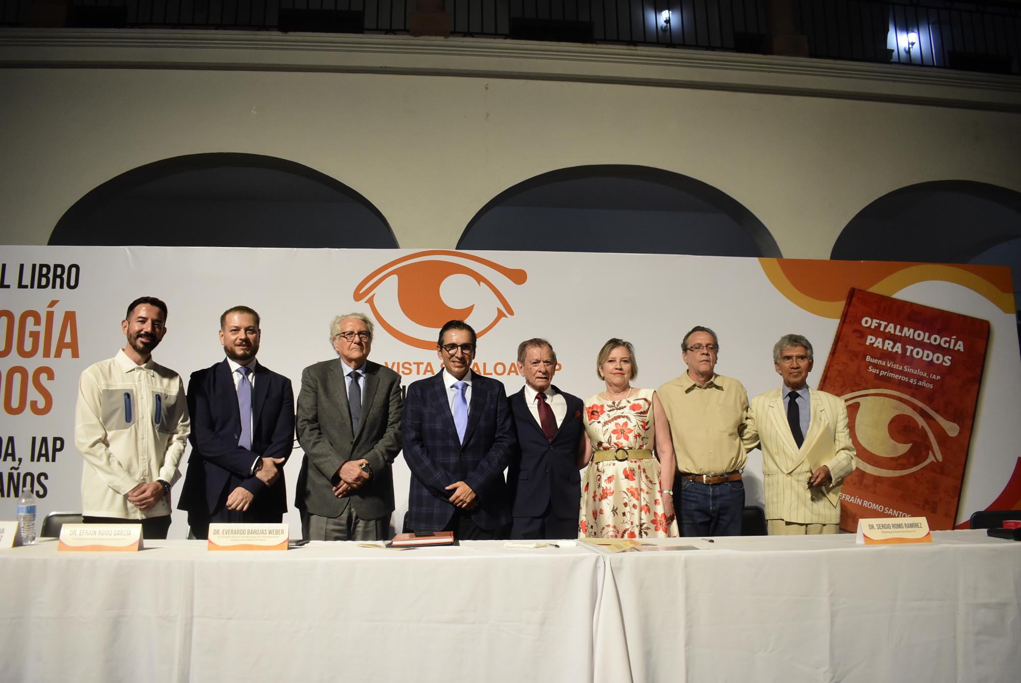 $!Invitados especiales acompañan al médico en la presentación de su libro.