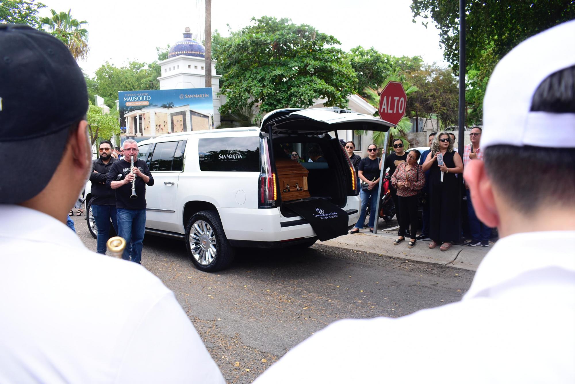 $!Familiares y amigos dan el último adiós a Héctor Melesio Cuén Ojeda