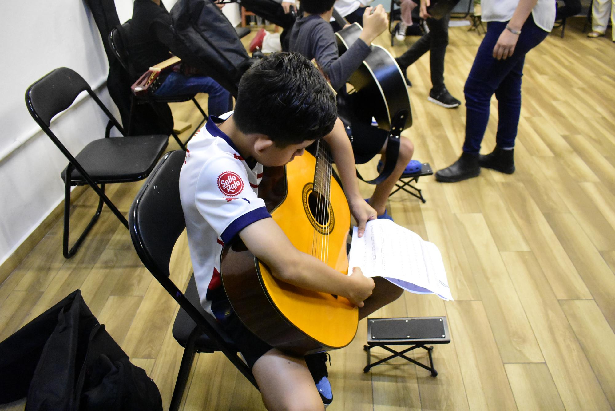 $!Alumnos aprenden guitarra con el método Suzuki.