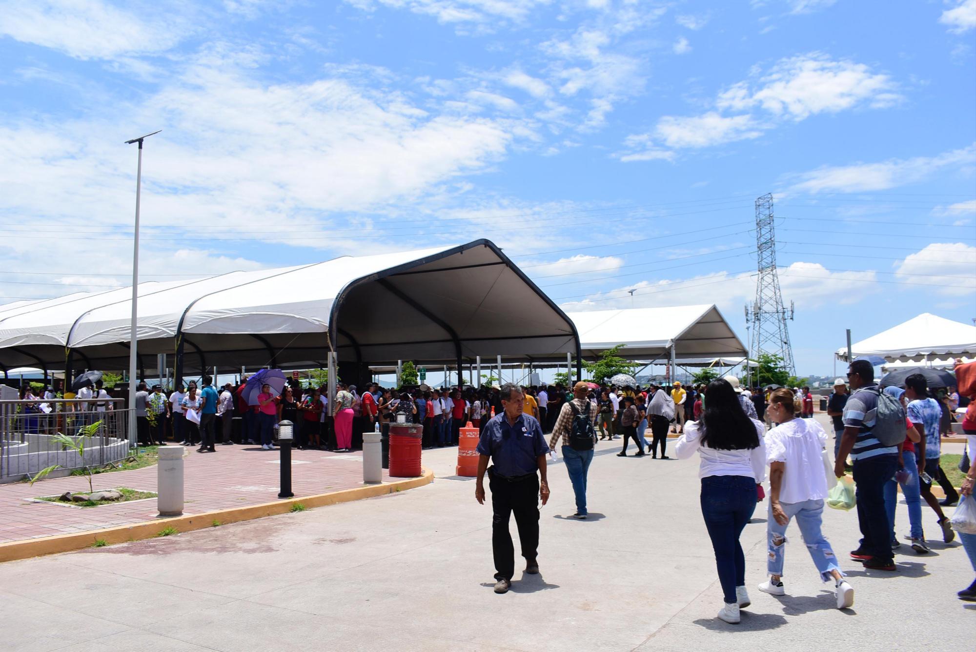 $!Entre manifestaciones y vendimia esperan a AMLO en Culiacán