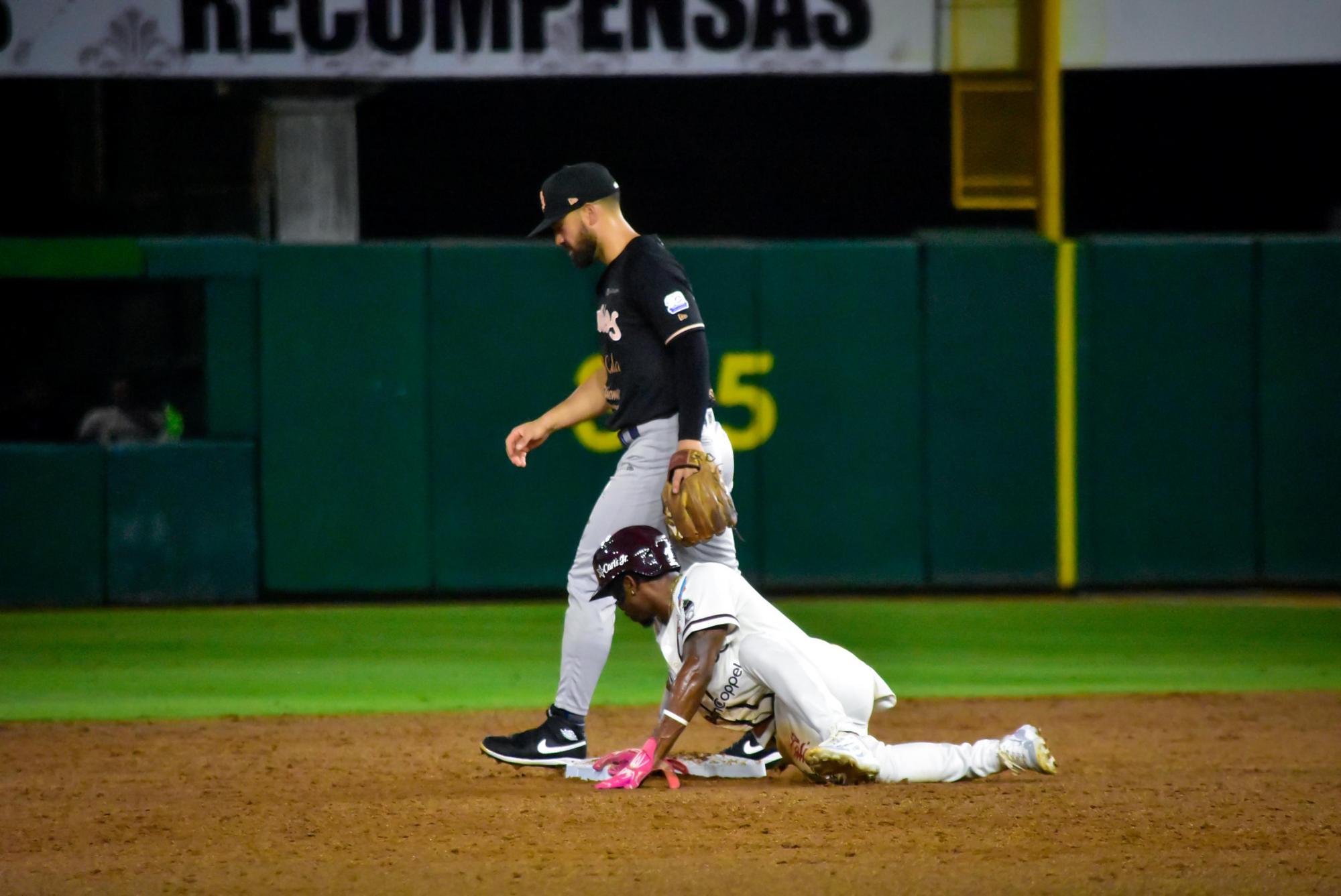 $!Tomateros de Culiacán asegura serie con gran salida de Manny Bañuelos