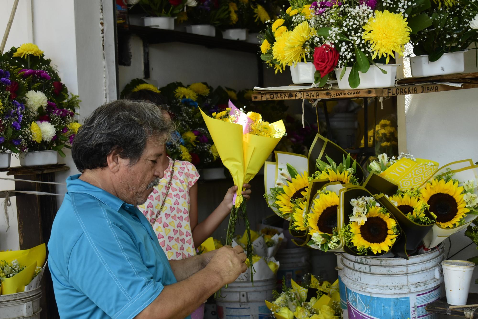 $!Reportan ‘buenas ventas’ de flores amarillas en el Centro de Culiacán, pese a jornada de violencia