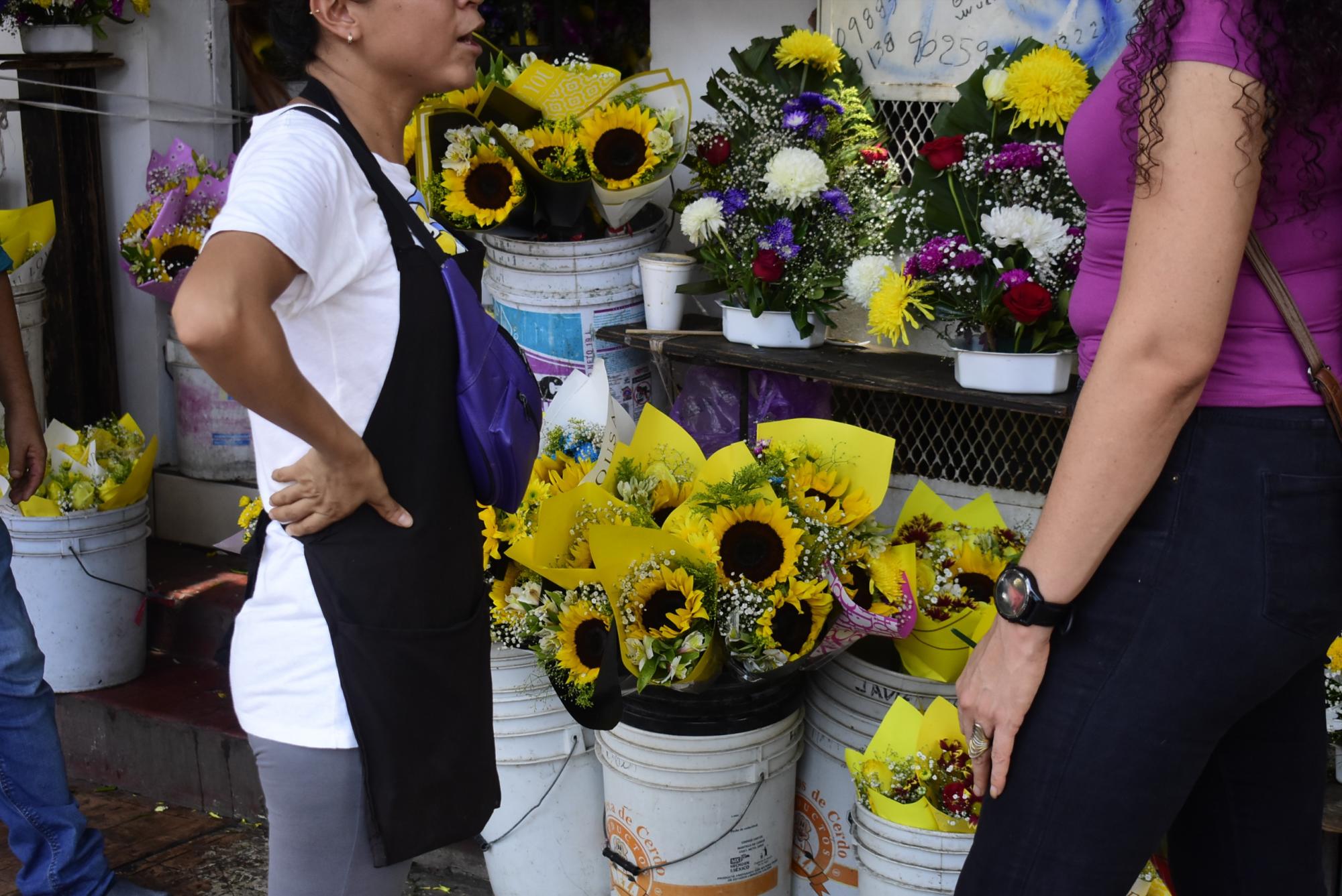 $!Reportan ‘buenas ventas’ de flores amarillas en el Centro de Culiacán, pese a jornada de violencia