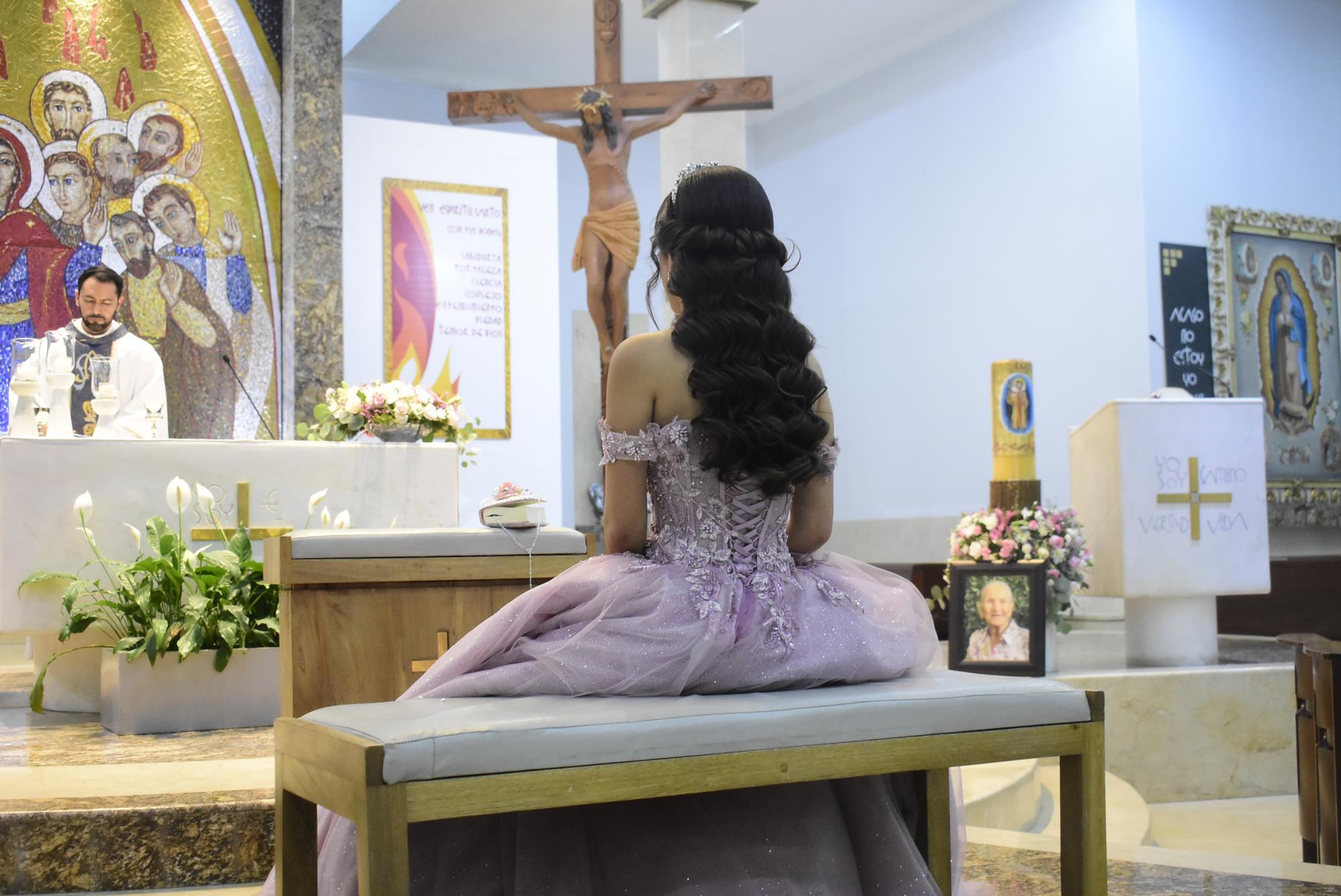 $!Verónica Paulina dio gracias a Dios por sus quince años, en el templo del Espíritu Santo.