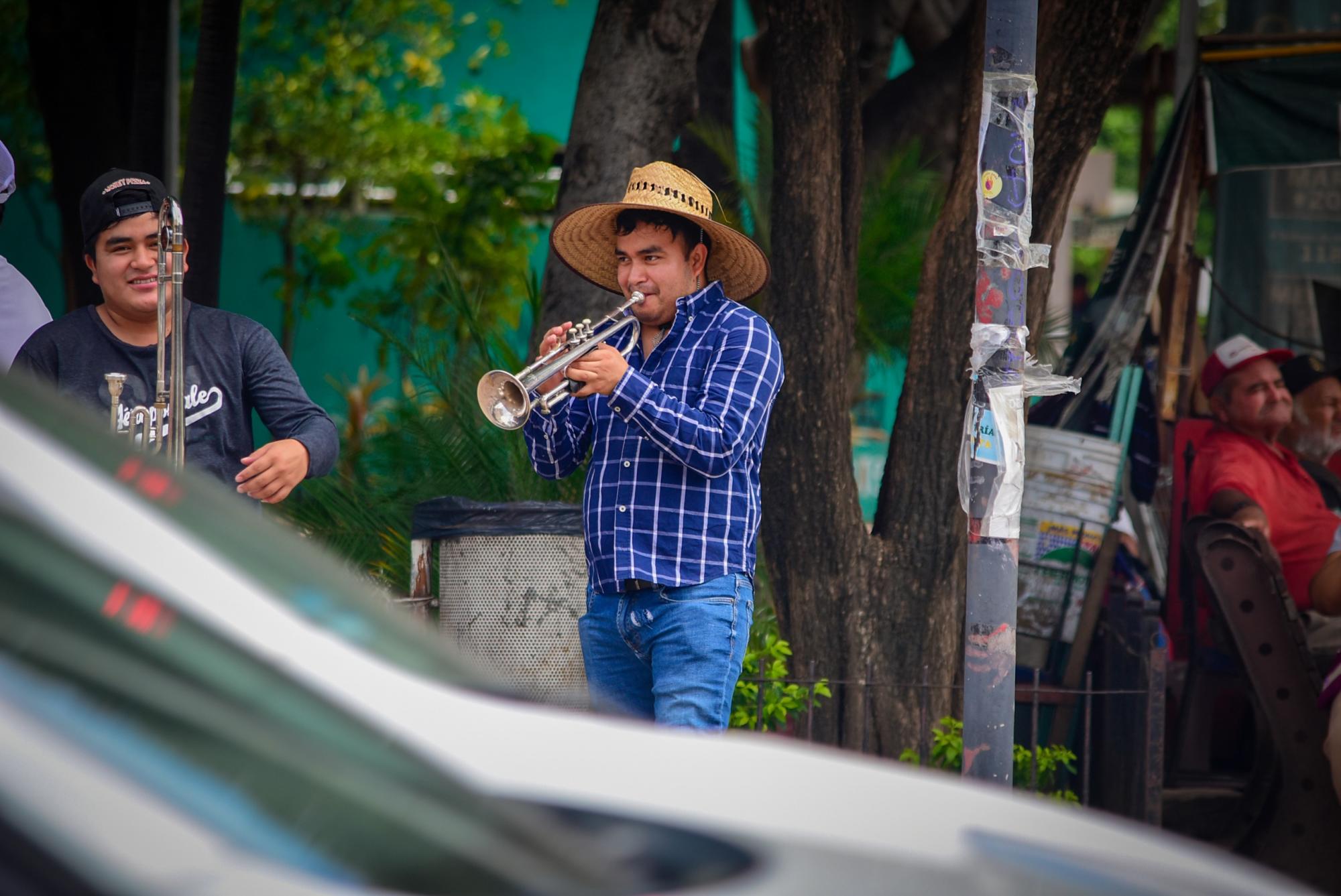 $!Músicos de Culiacán salen a la calle a pedir ayuda