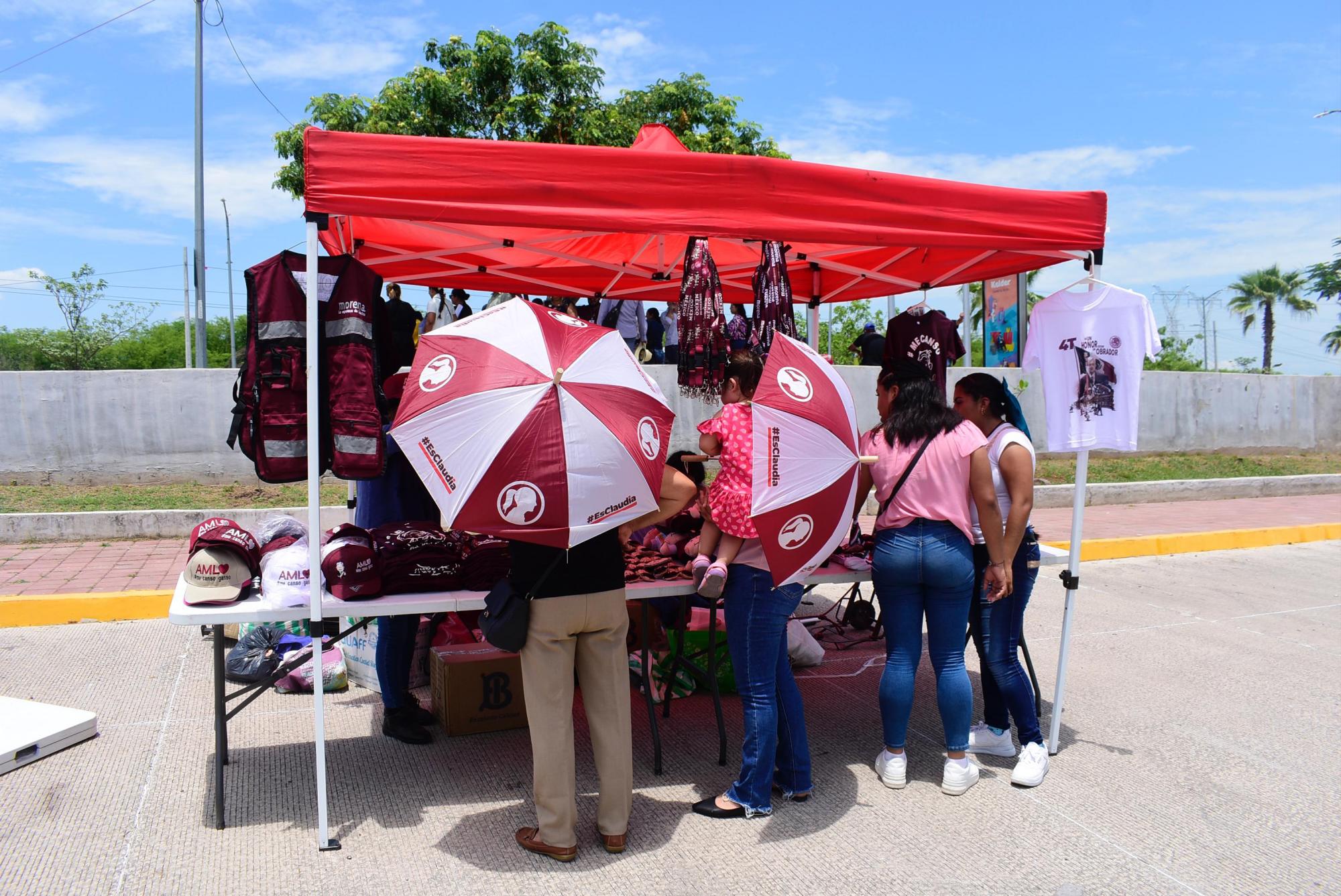 $!Entre manifestaciones y vendimia esperan a AMLO en Culiacán