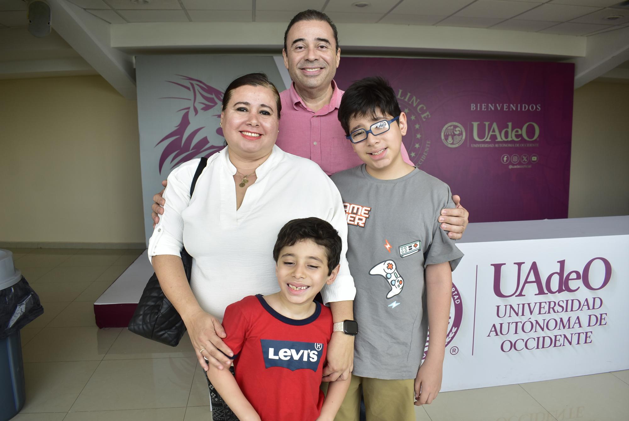 $!Gustavo Salazar y Dulce González con los pequeños Sebastián y Guillermo Salazar.