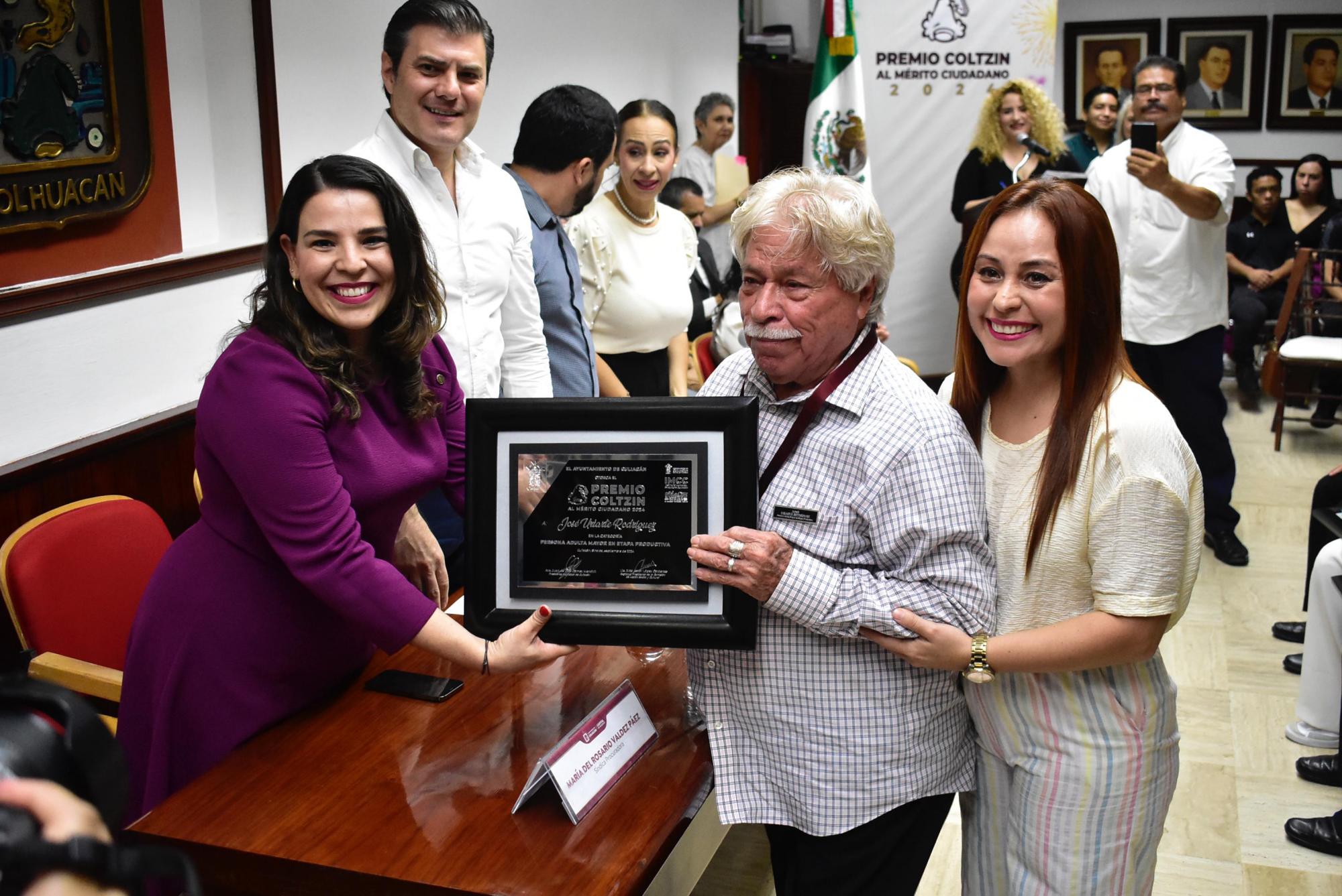 $!Entregan Premio Coltzin a cinco culiacanenses destacados