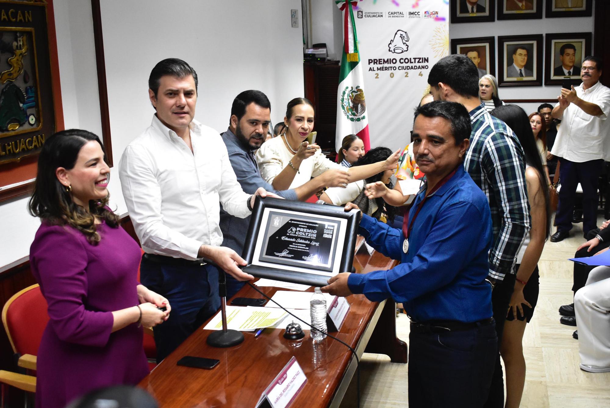 $!Entregan Premio Coltzin a cinco culiacanenses destacados