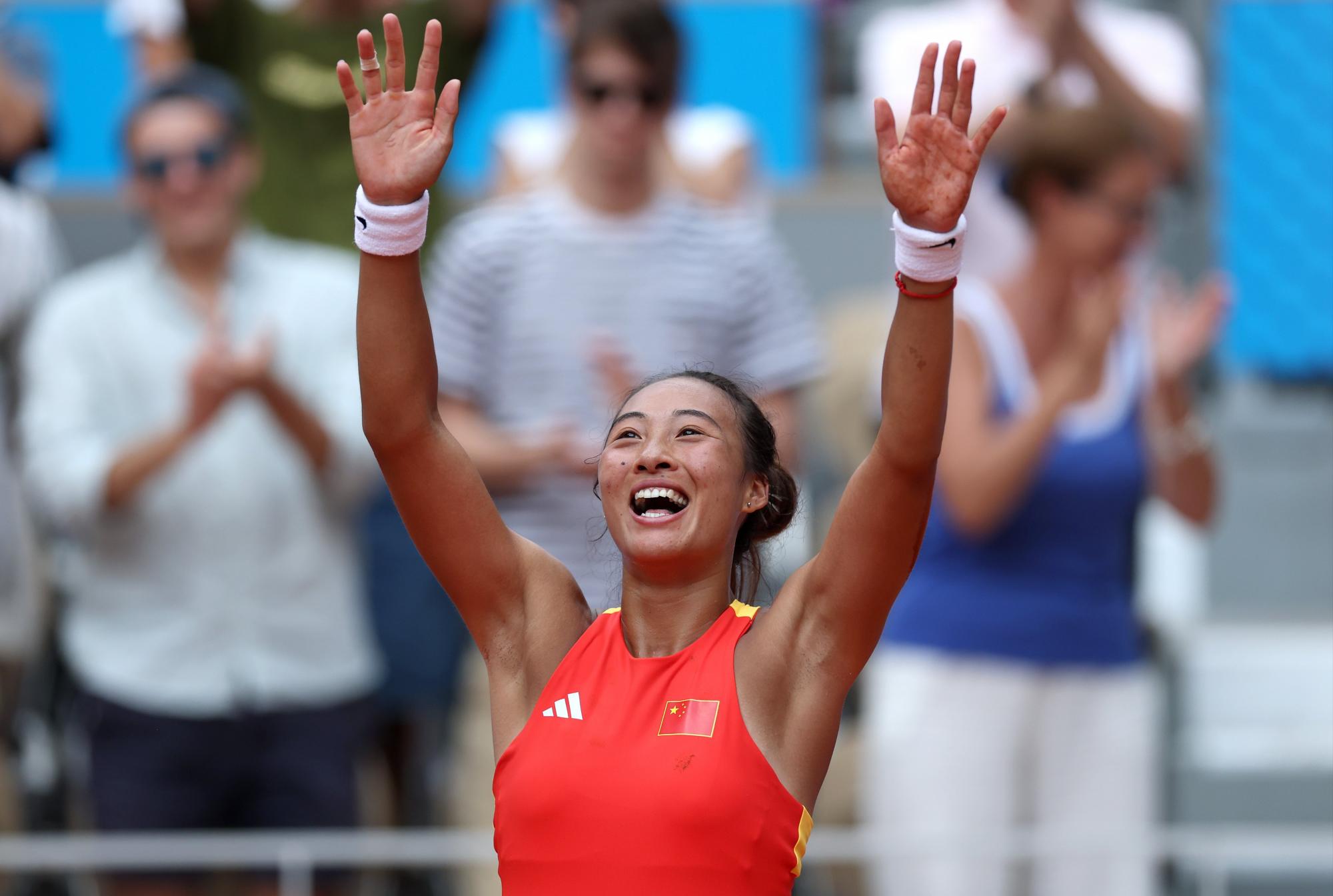 $!Zheng sorprende a la número uno Swiatek y alcanza la final por la medalla de oro olímpica