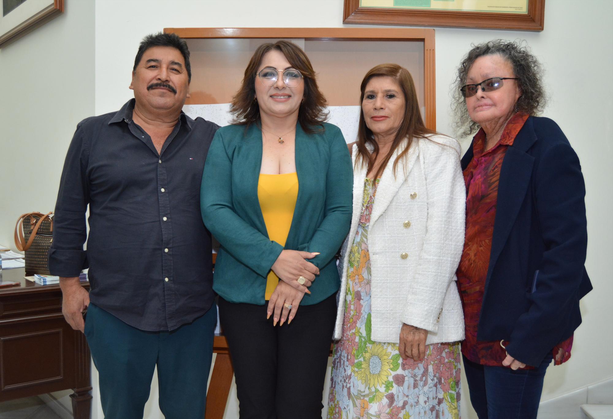 $!La expositora acompañada de Gabriel Cansino Delgado, Aida Araujo López y Margarita Félix Quiroa.