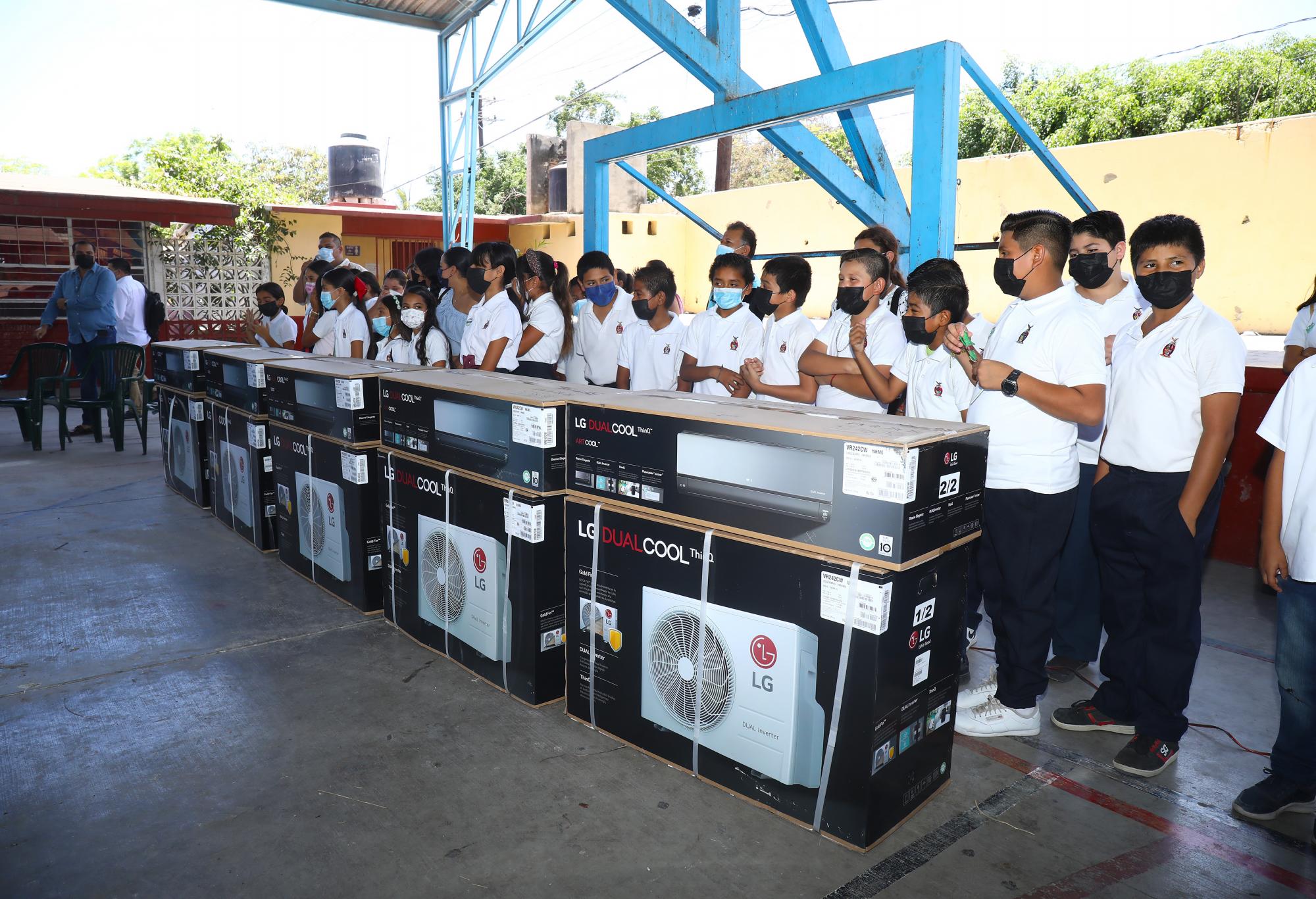 $!Marco Fabián y Bryan Colula visitan Primaria de Urías durante donación de minisplits