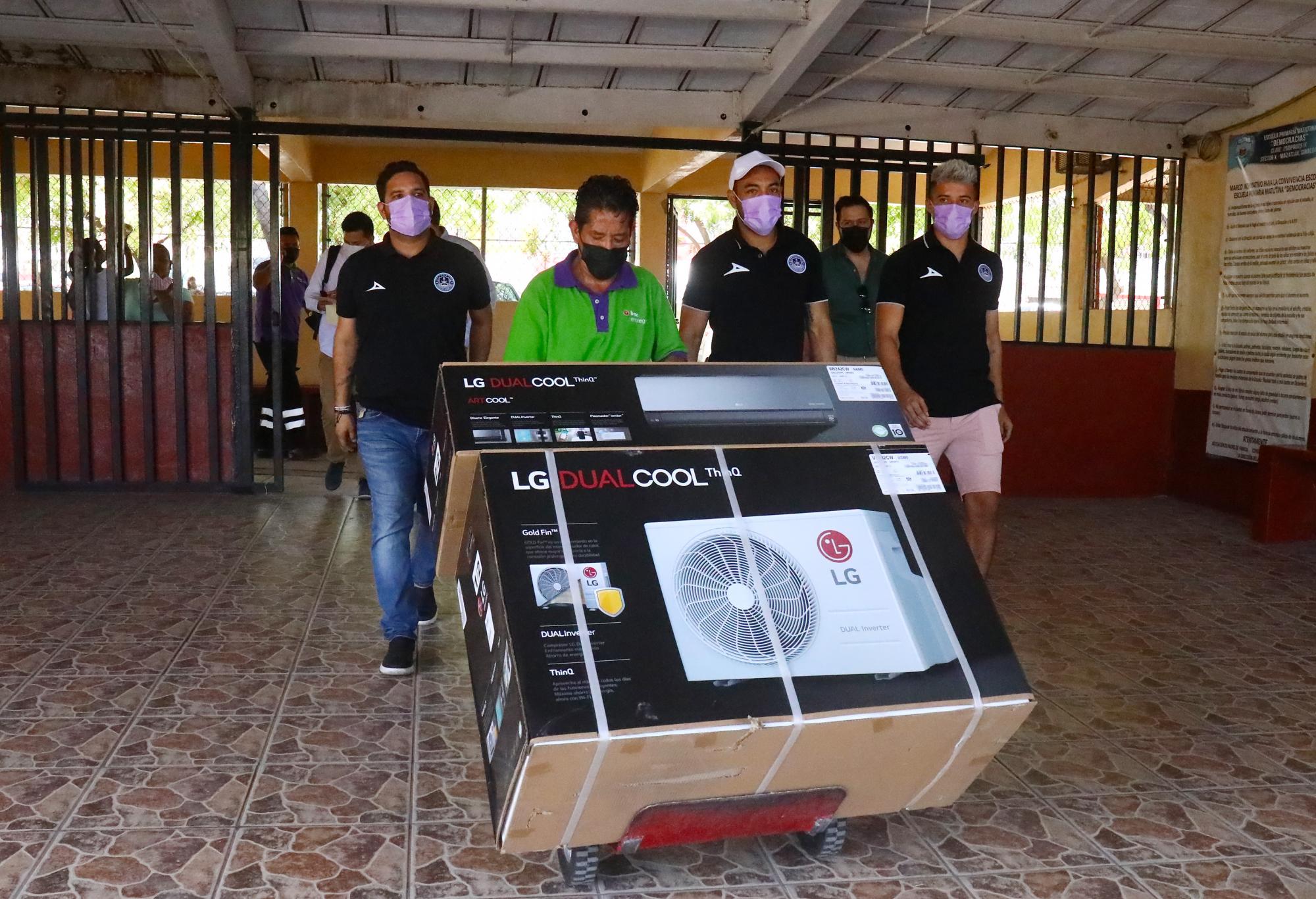 $!Marco Fabián y Bryan Colula visitan Primaria de Urías durante donación de minisplits