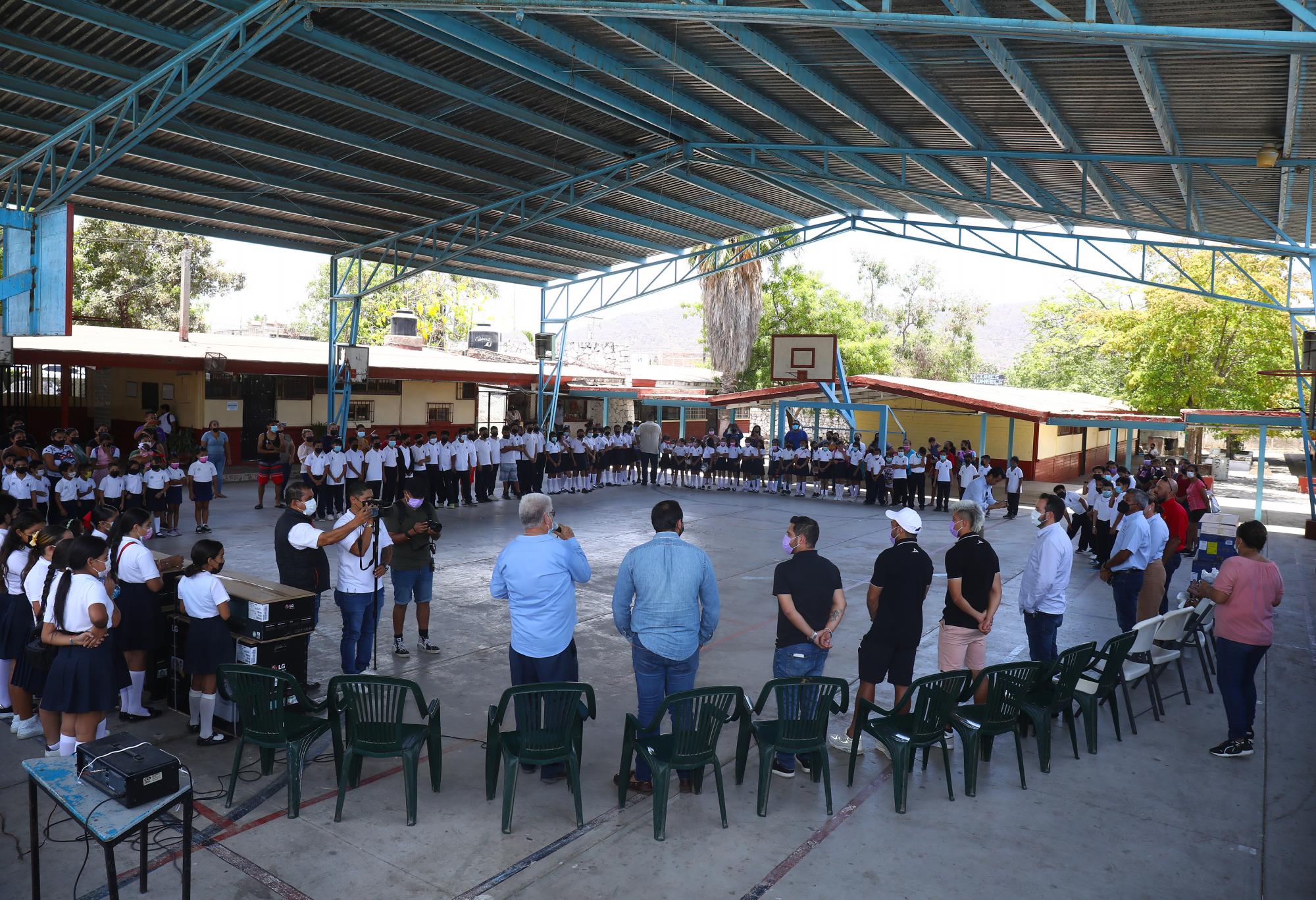 $!Marco Fabián y Bryan Colula visitan Primaria de Urías durante donación de minisplits