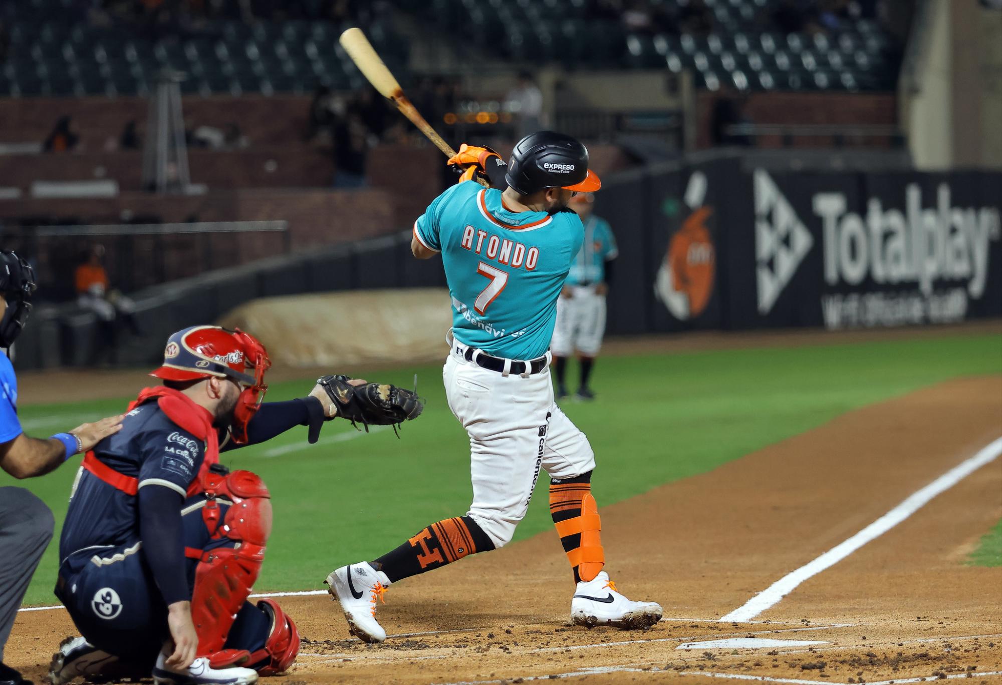 $!Con joya de Samayoa y el bateo de Atondo Naranjeros asegura la serie ante Águilas