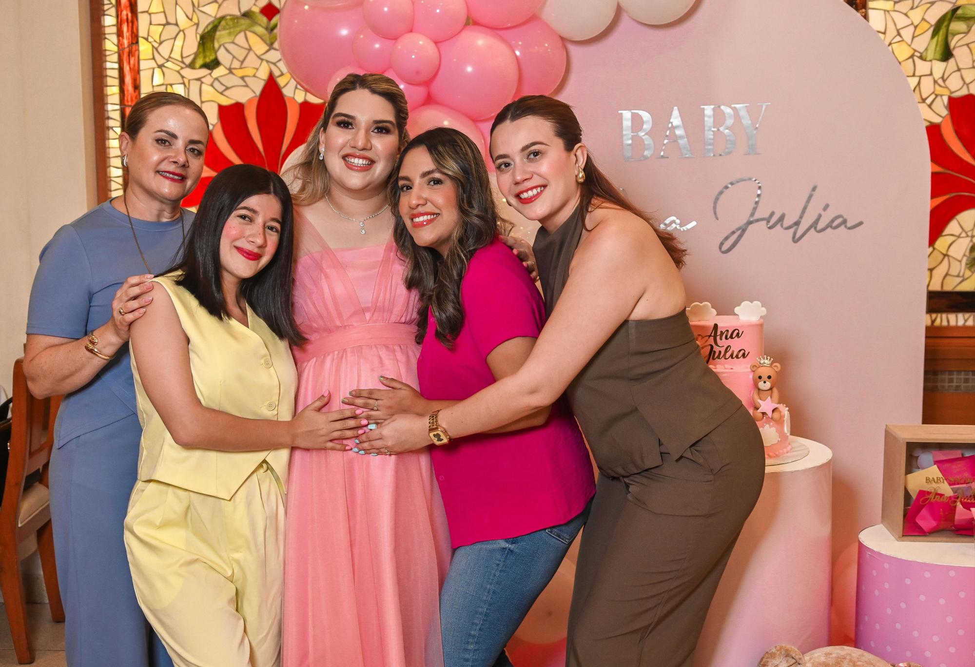 $!La festejada entre Mayra Ramos, Esmeralda Cruz, Nayeli Fajardo y Sarahí Cruz.