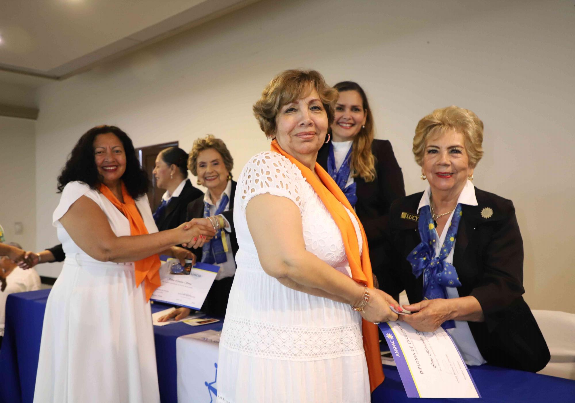 $!Silvia Lozano e Irma Hernández, muy contentas recibieron sus diplomas.