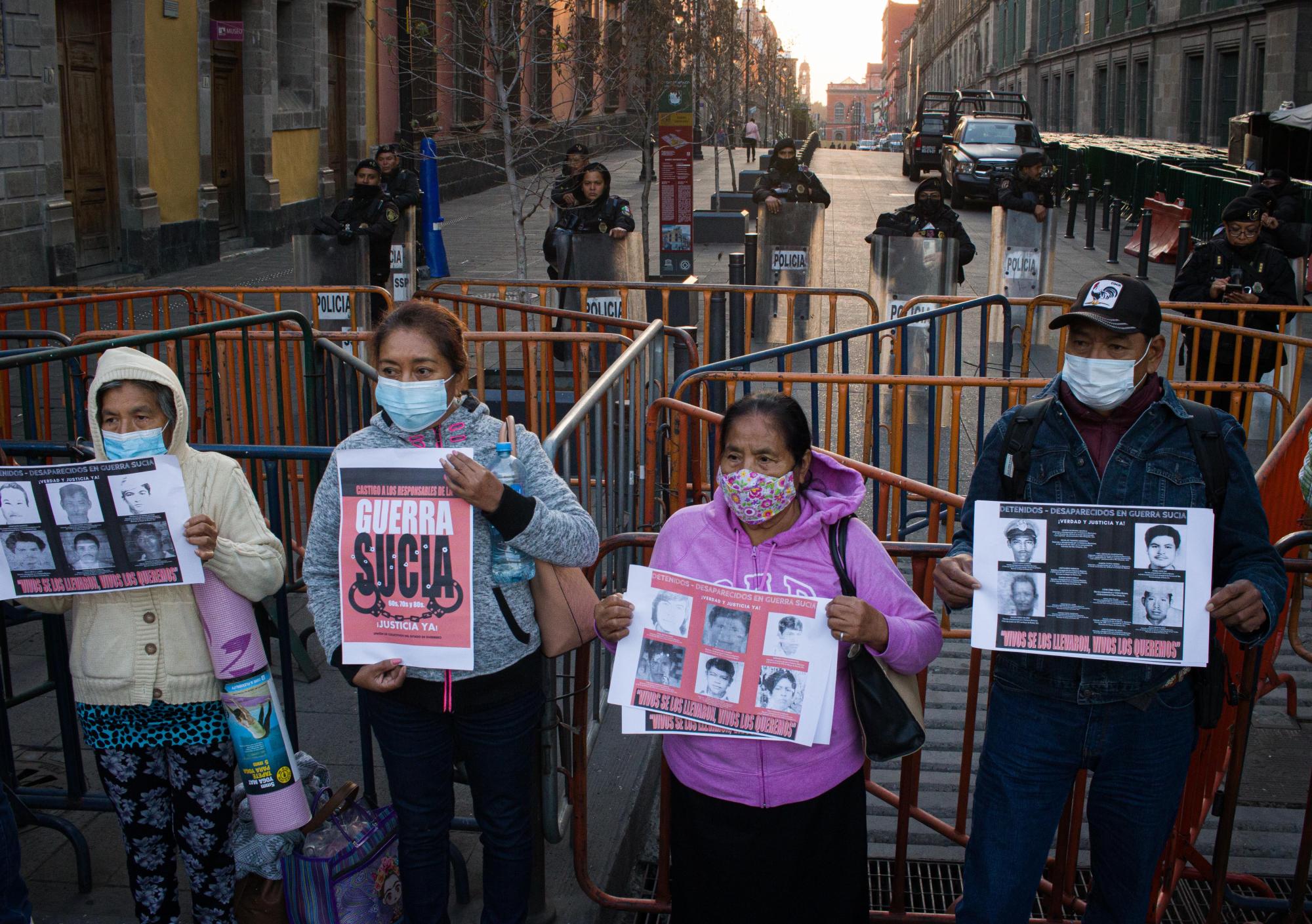 $!Familiares de personas desaparecidas durante la Guerra Sucia integrantes del colectivo “Movimiento por la verdad y la justicia” se manifestaron el 13 de febrero del 2023 fuera de Palacio Nacional.