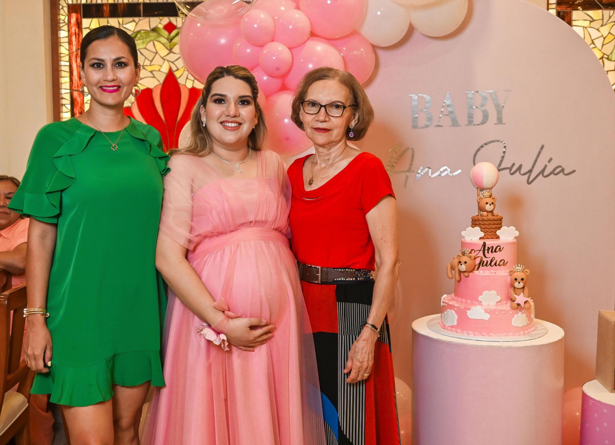 $!Susana Guevara y Mely Cazáres con la futura mamá.