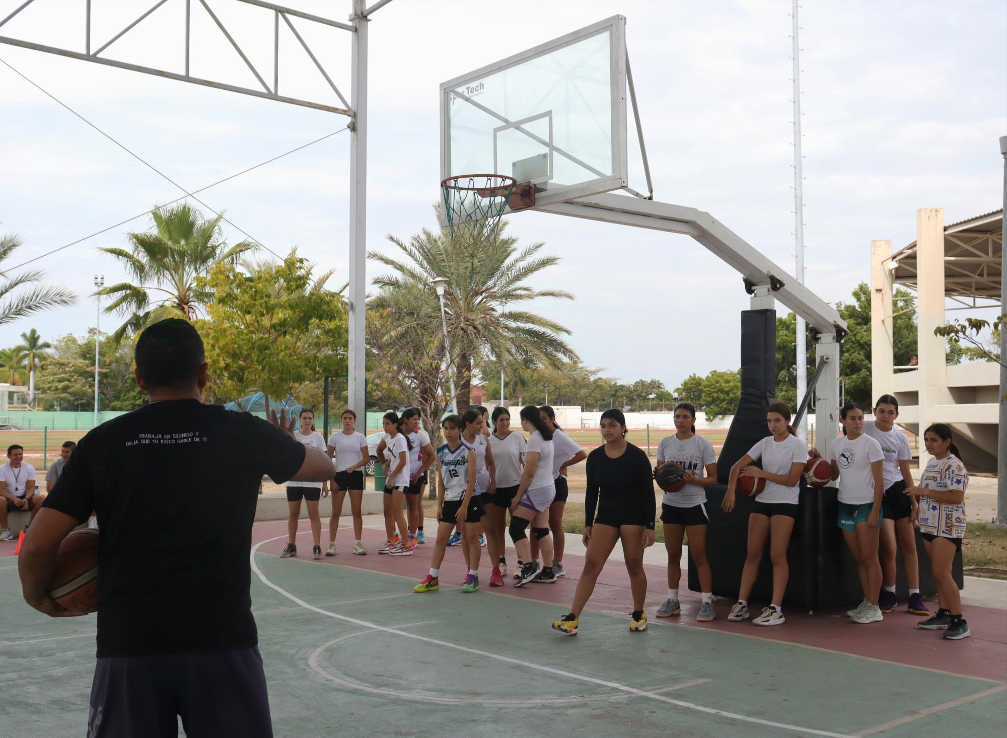 $!Preseleccionados de basquetbol de Mazatlán realizan jornada de trabajo especializado con coach Marco Chávez