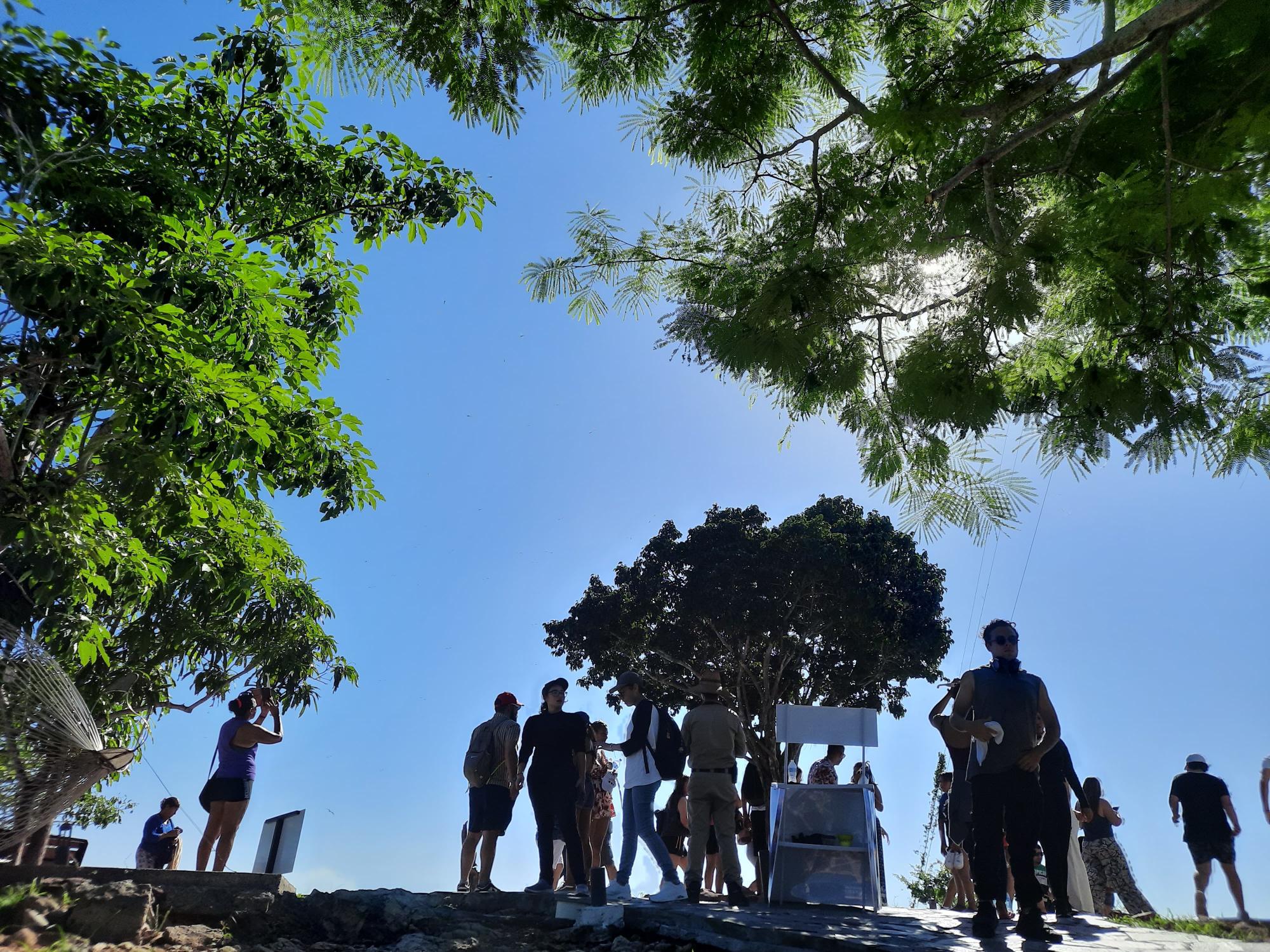 $!Desde el Faro Mazatlán, turistas y locales observan eclipse solar