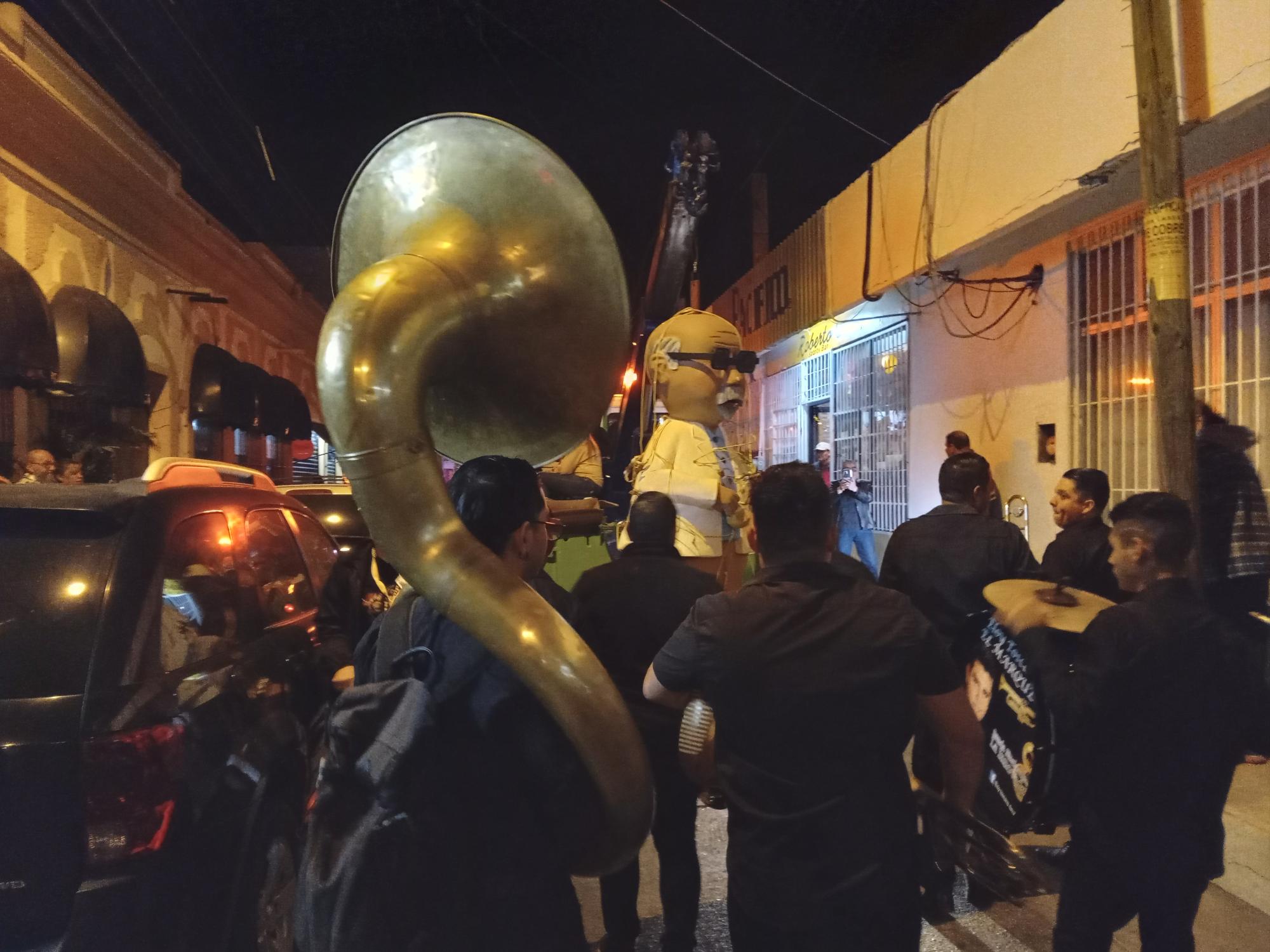 $!La música de banda acompañó la figura de “El Químico” a la hoguera.