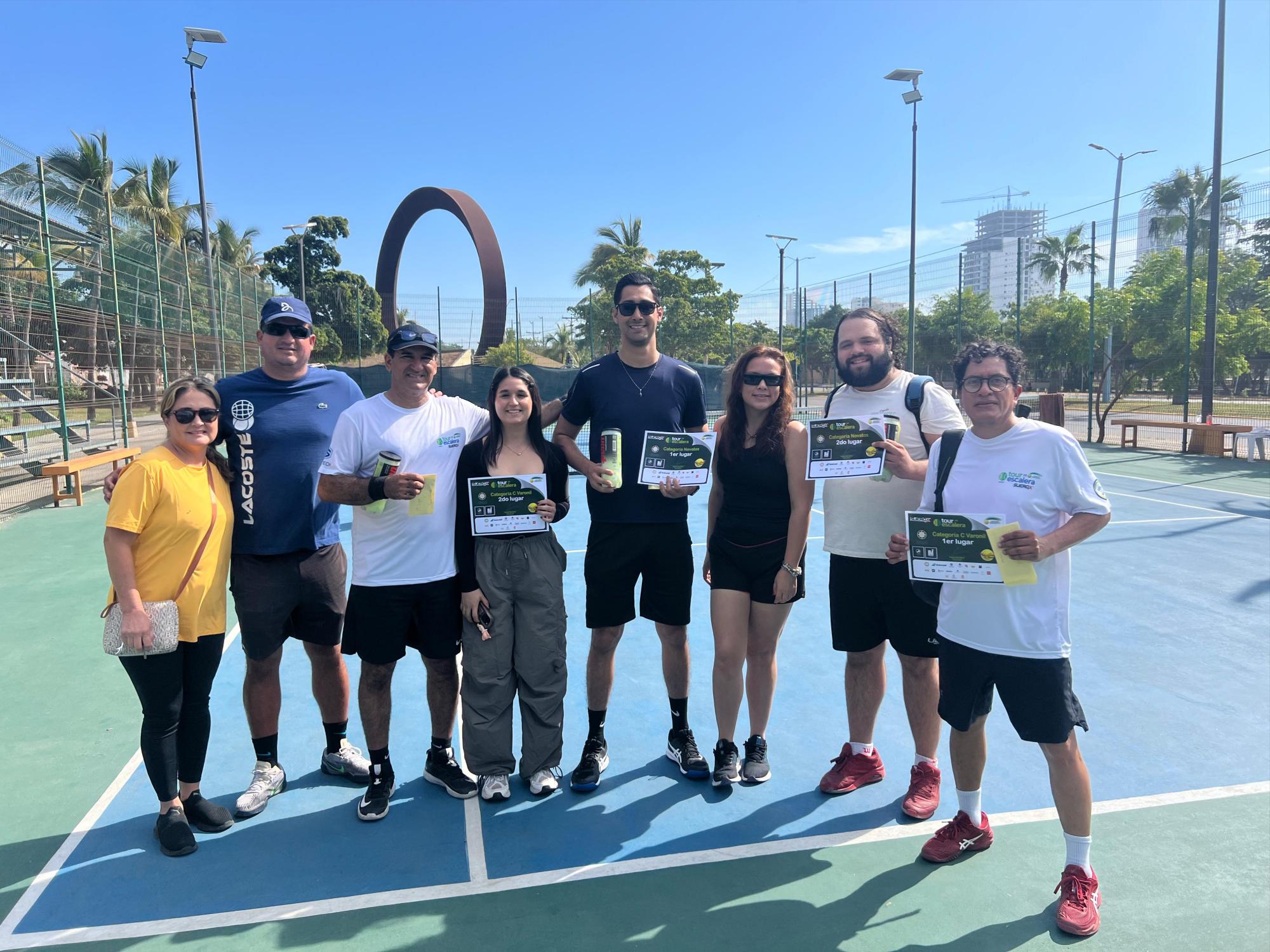 $!Velazco gana la partida a Aviña, en Tenis Escalera