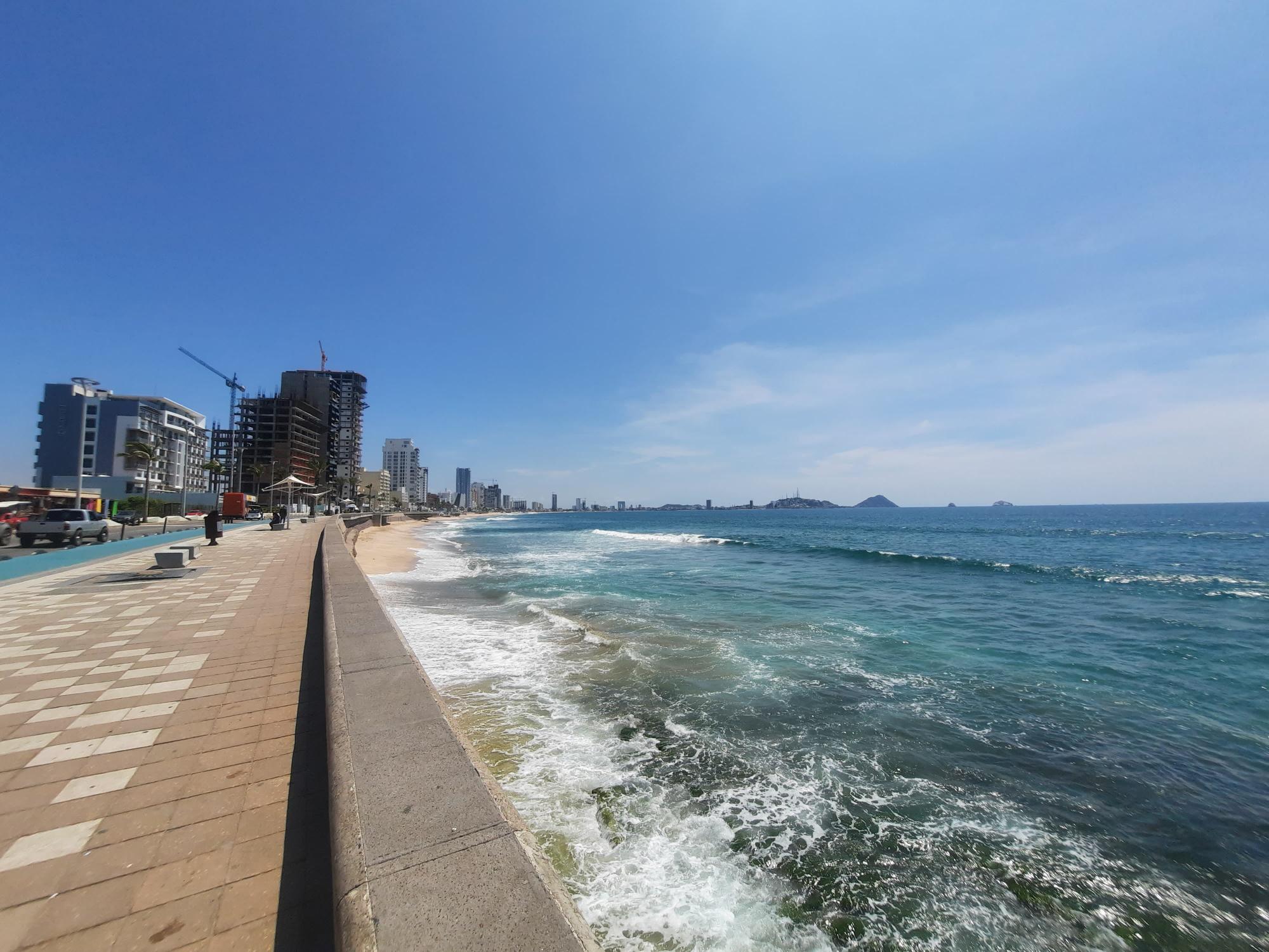 $!Mantienen cerrado acceso a playas por zanja rocosa y marea alta en Mazatlán