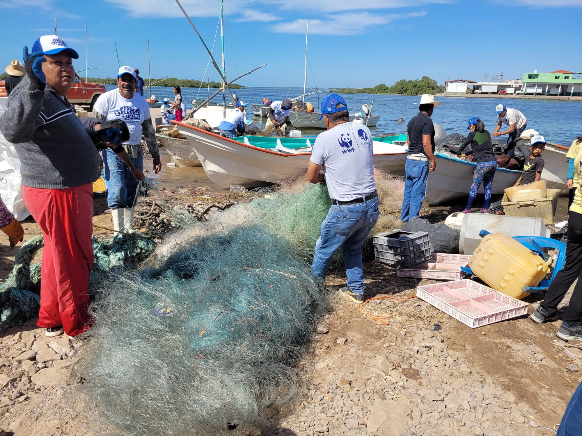 $!Recolectan 2.5 toneladas de plástico y artes de pesca en la bahía Santa María, en Angostura