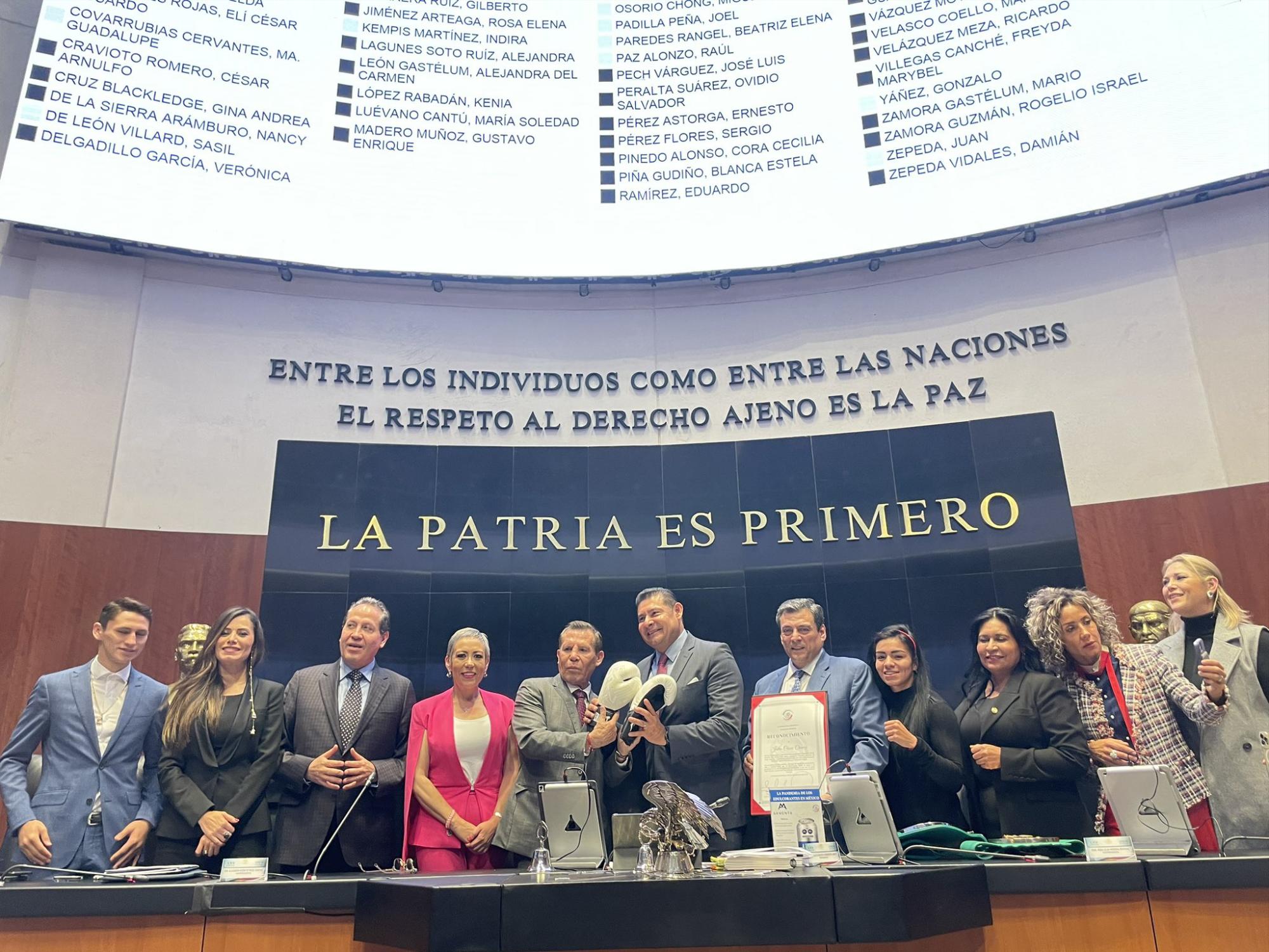 $!Julio César Chávez es reconocido en el Pleno del Senado