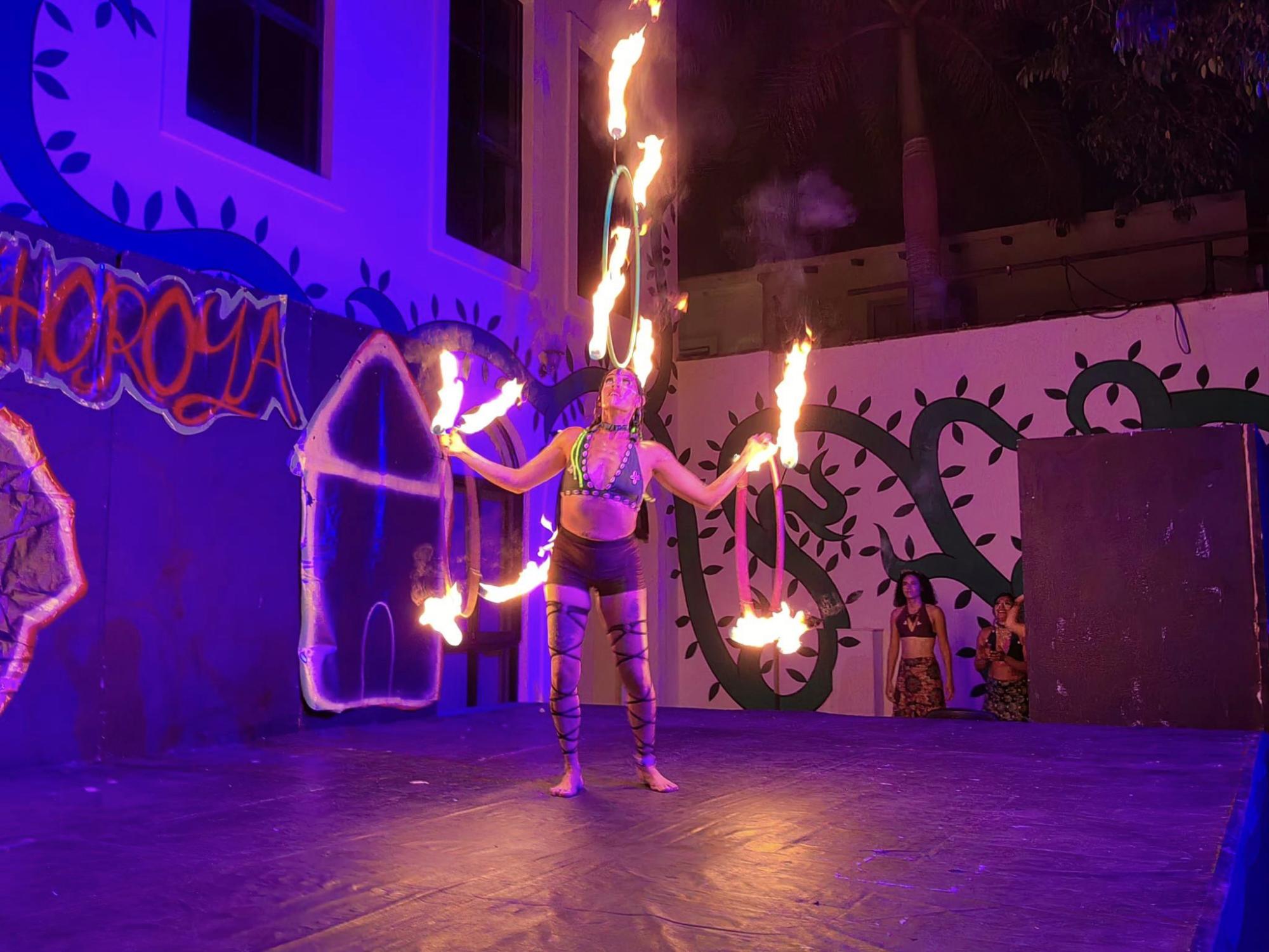 $!La muestra incluyó danza con fuego.