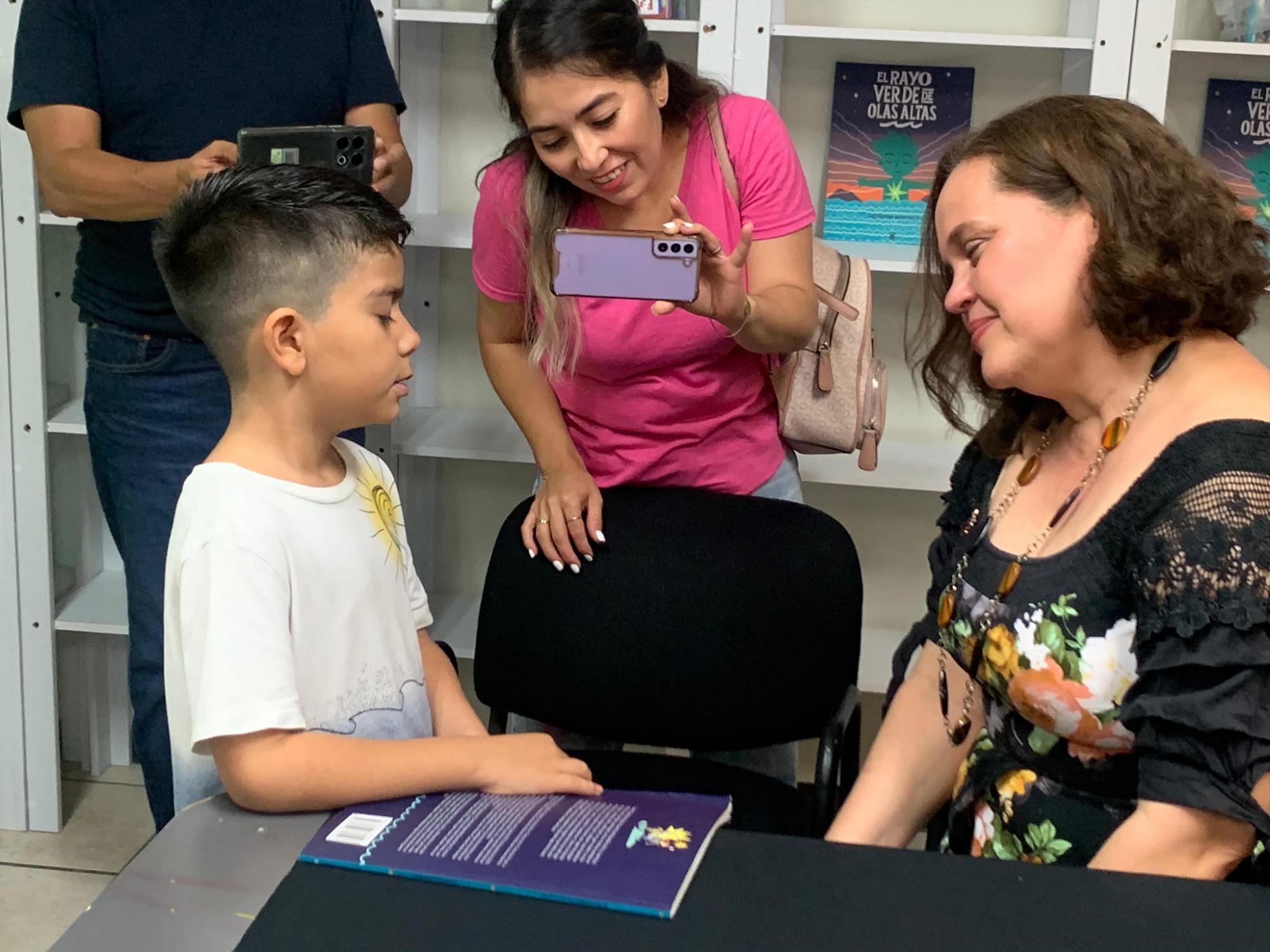 $!Pequeños lectores se acercaron a Martínez para contar sus experiencias con la historia.