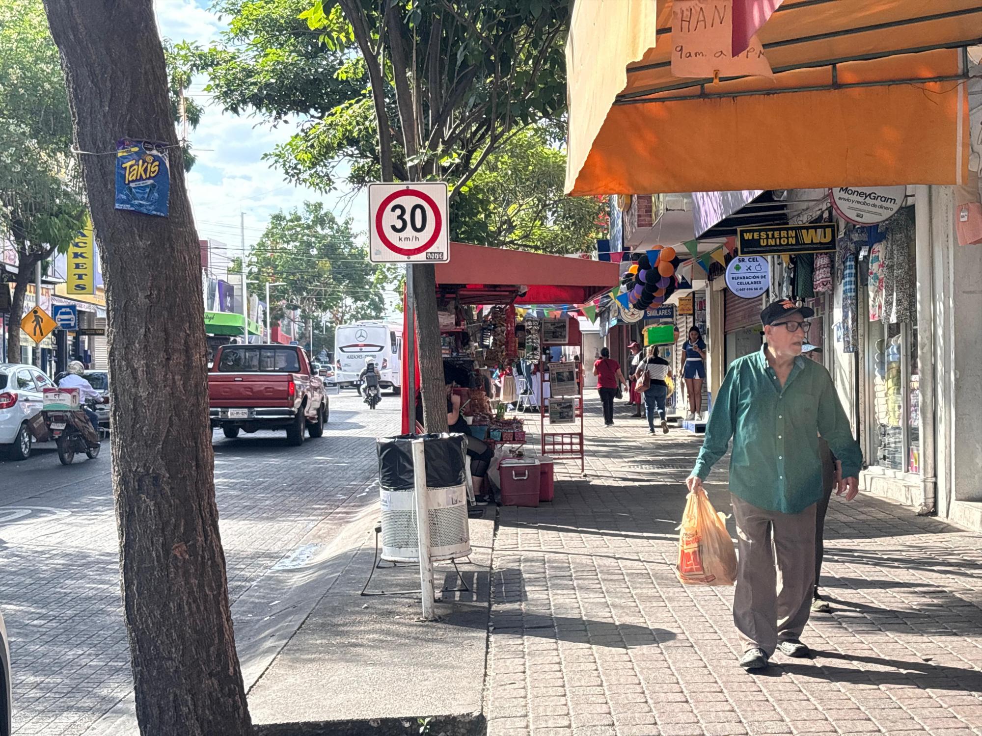 $!Abren con normalidad comercios del centro de Culiacán, tras noche violenta