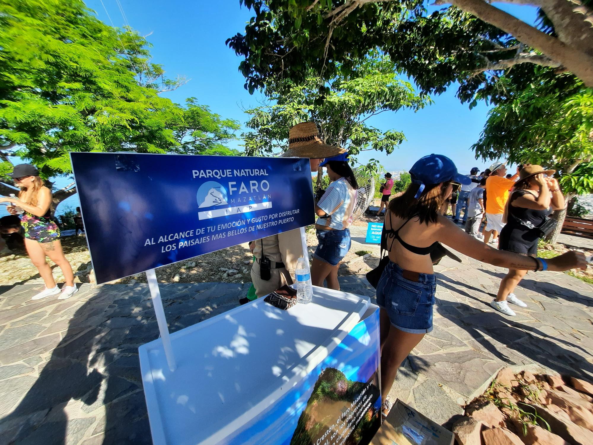 $!Desde el Faro Mazatlán, turistas y locales observan eclipse solar