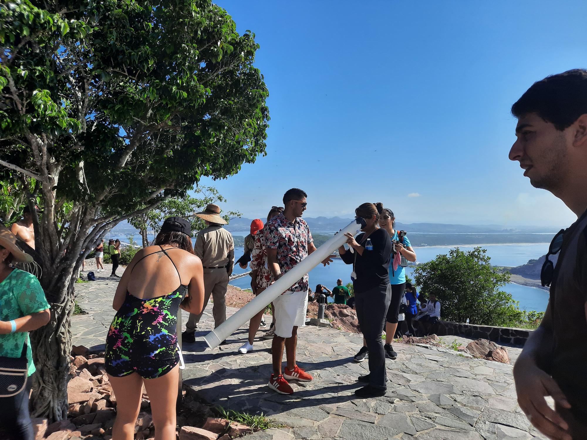 $!Desde el Faro Mazatlán, turistas y locales observan eclipse solar