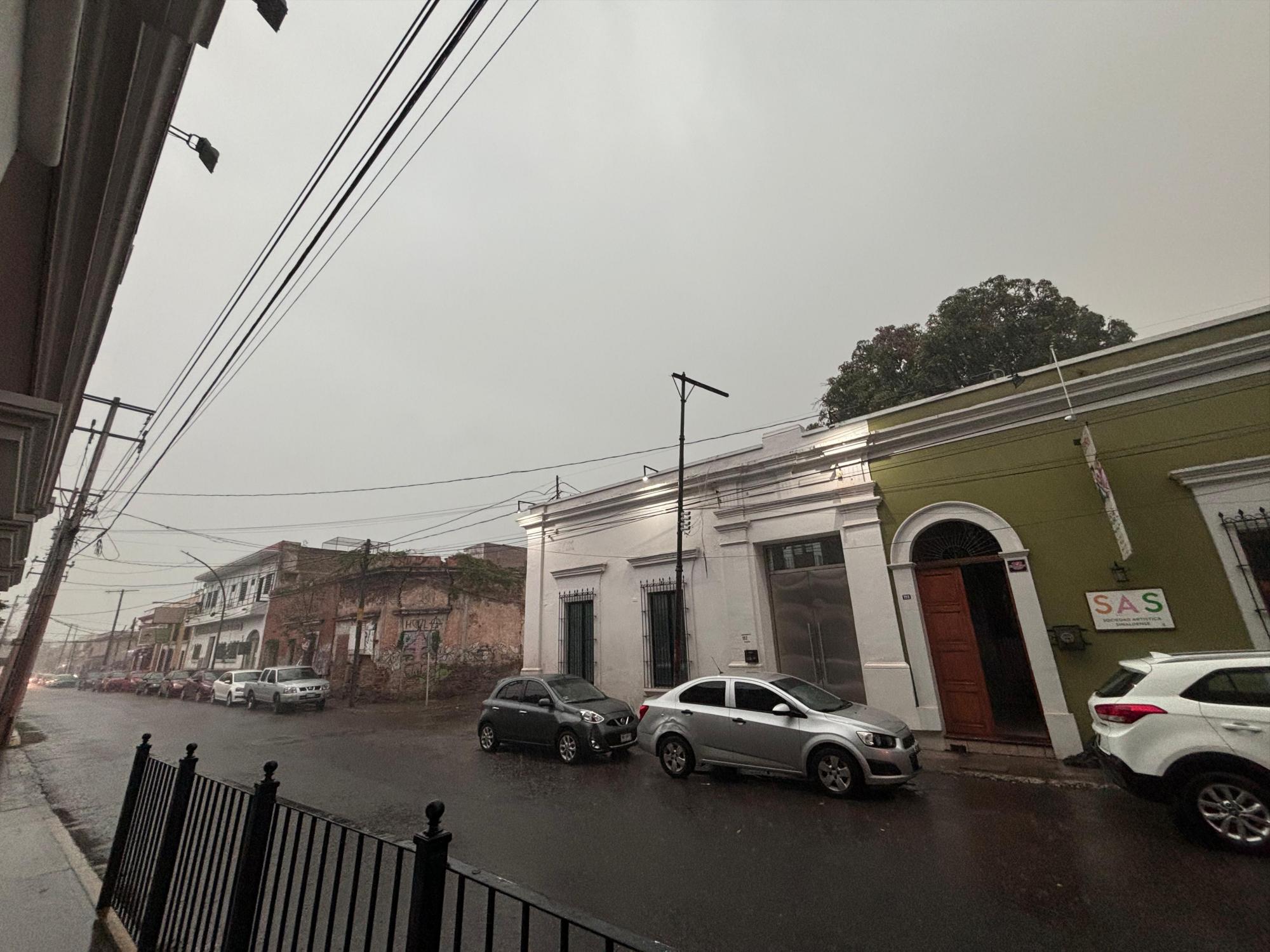 $!Cae fuerte lluvia en Culiacán