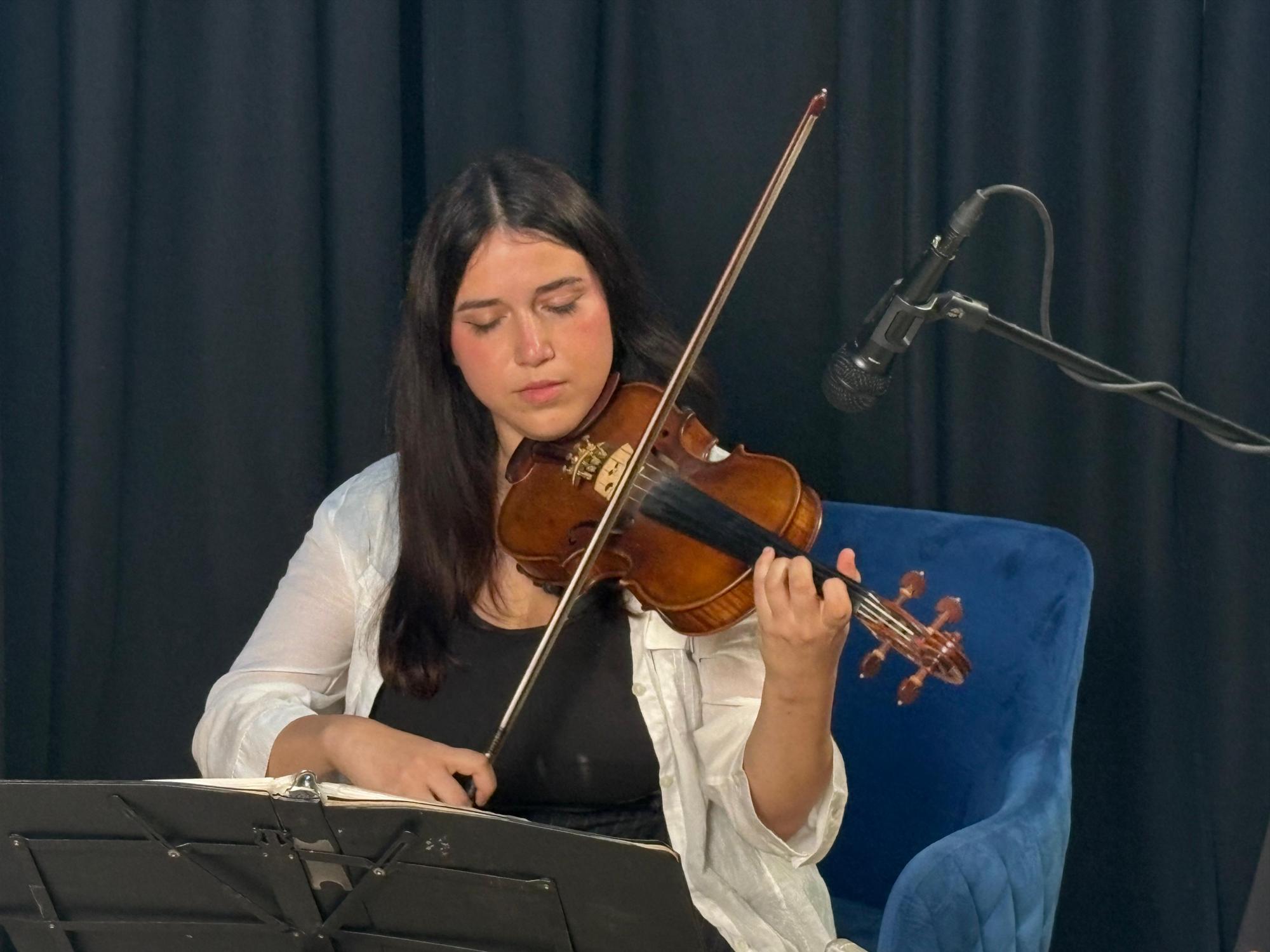 $!Perla García al violín.