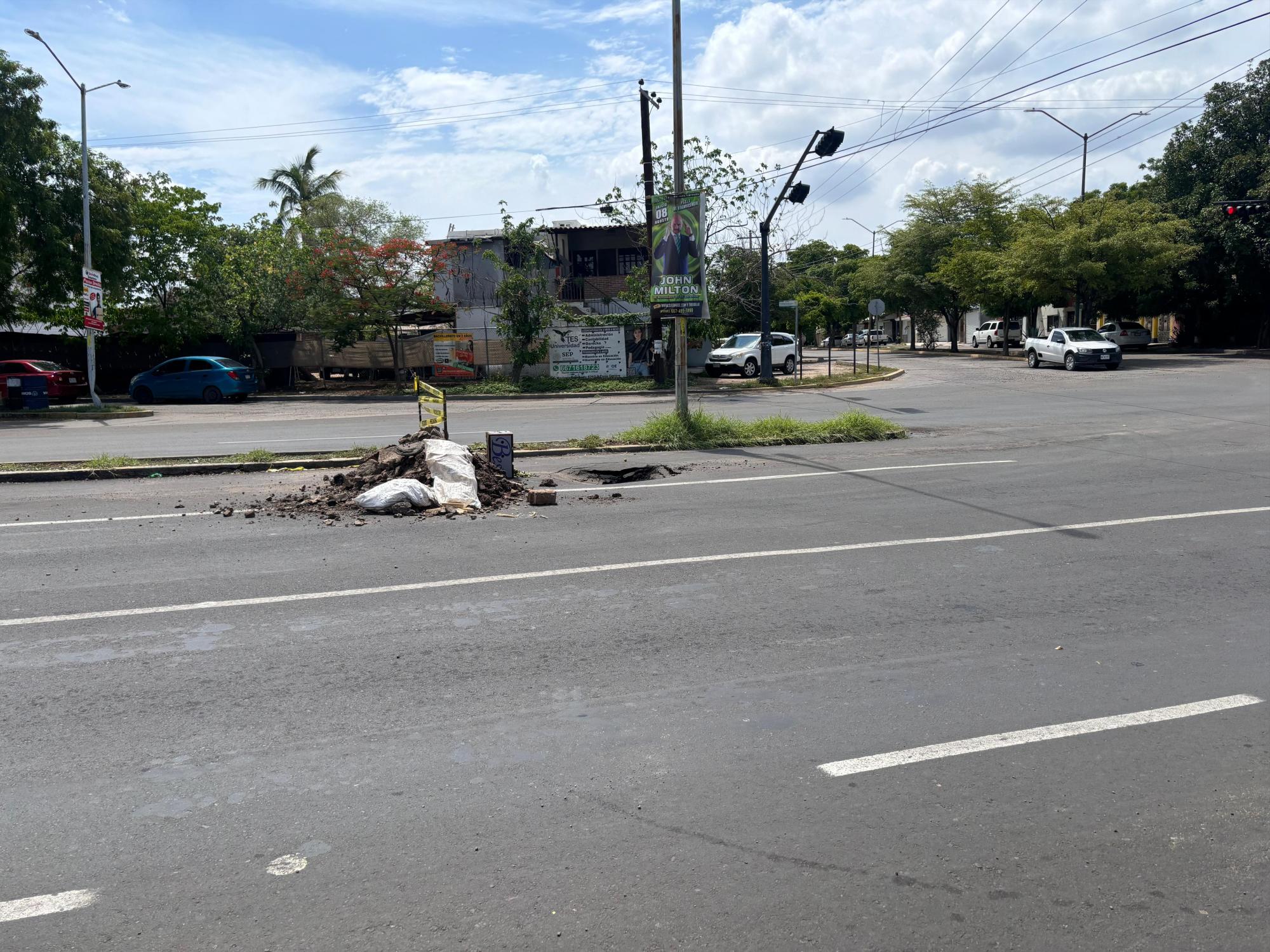 $!Aparece socavón en la colonia Aurora, en Culiacán, tras lluvias registradas el viernes