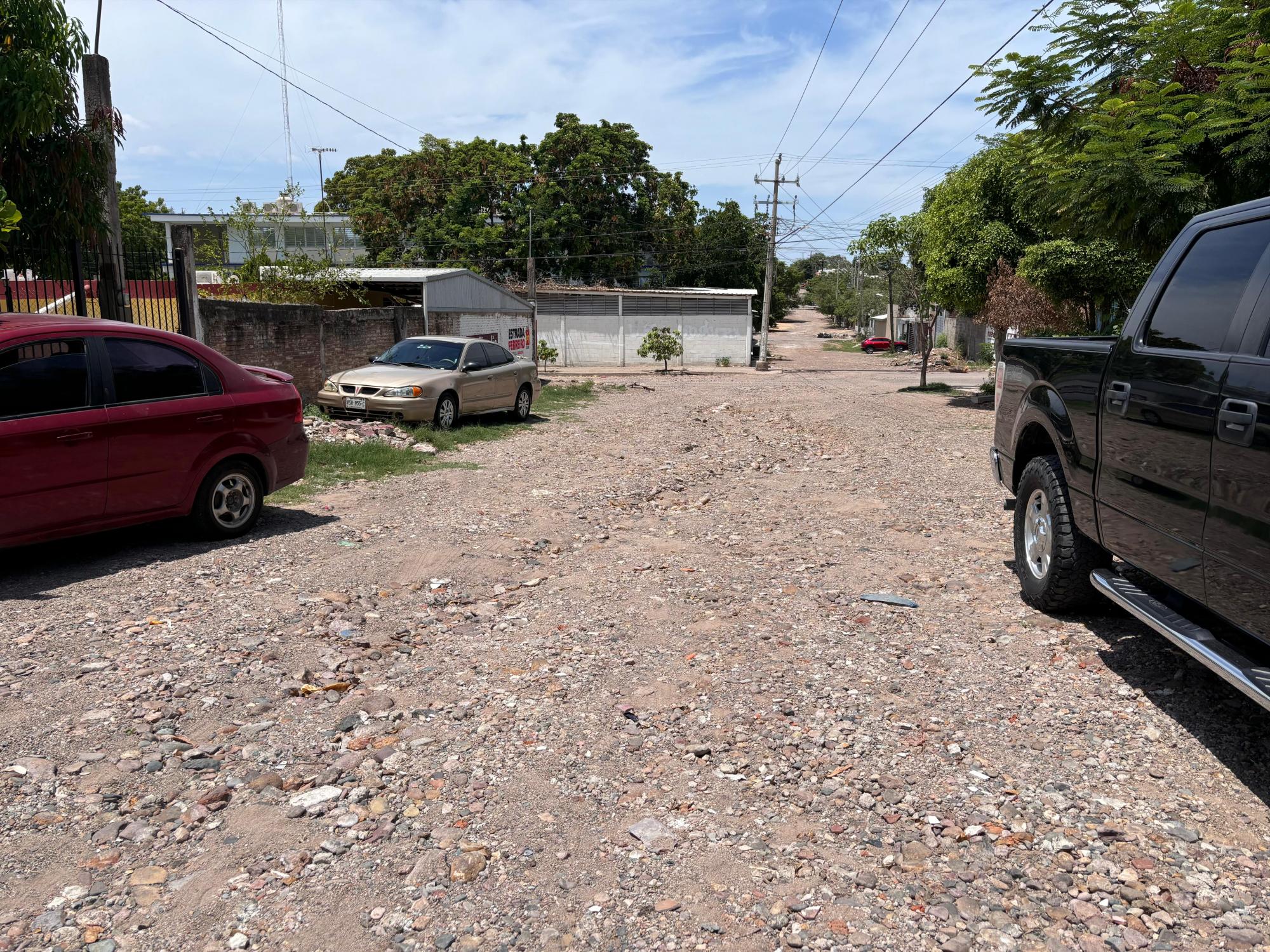 $!Urgen vecinos de la colonia Libertad, en Culiacán, arreglar avenida; es usada como basurero señalan