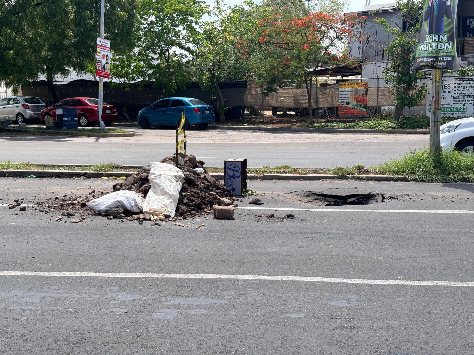 $!Aparece socavón en la colonia Aurora, en Culiacán, tras lluvias registradas el viernes