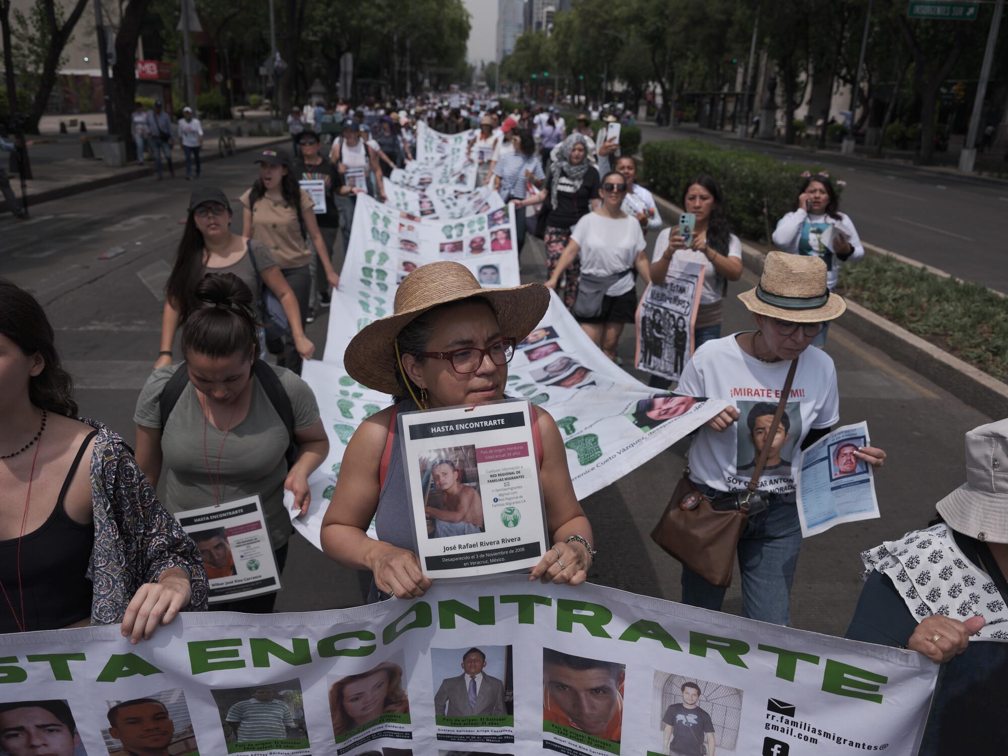 $!Familiares de los defensores del medio ambiente desaparecidos en México en una marcha de protesta.