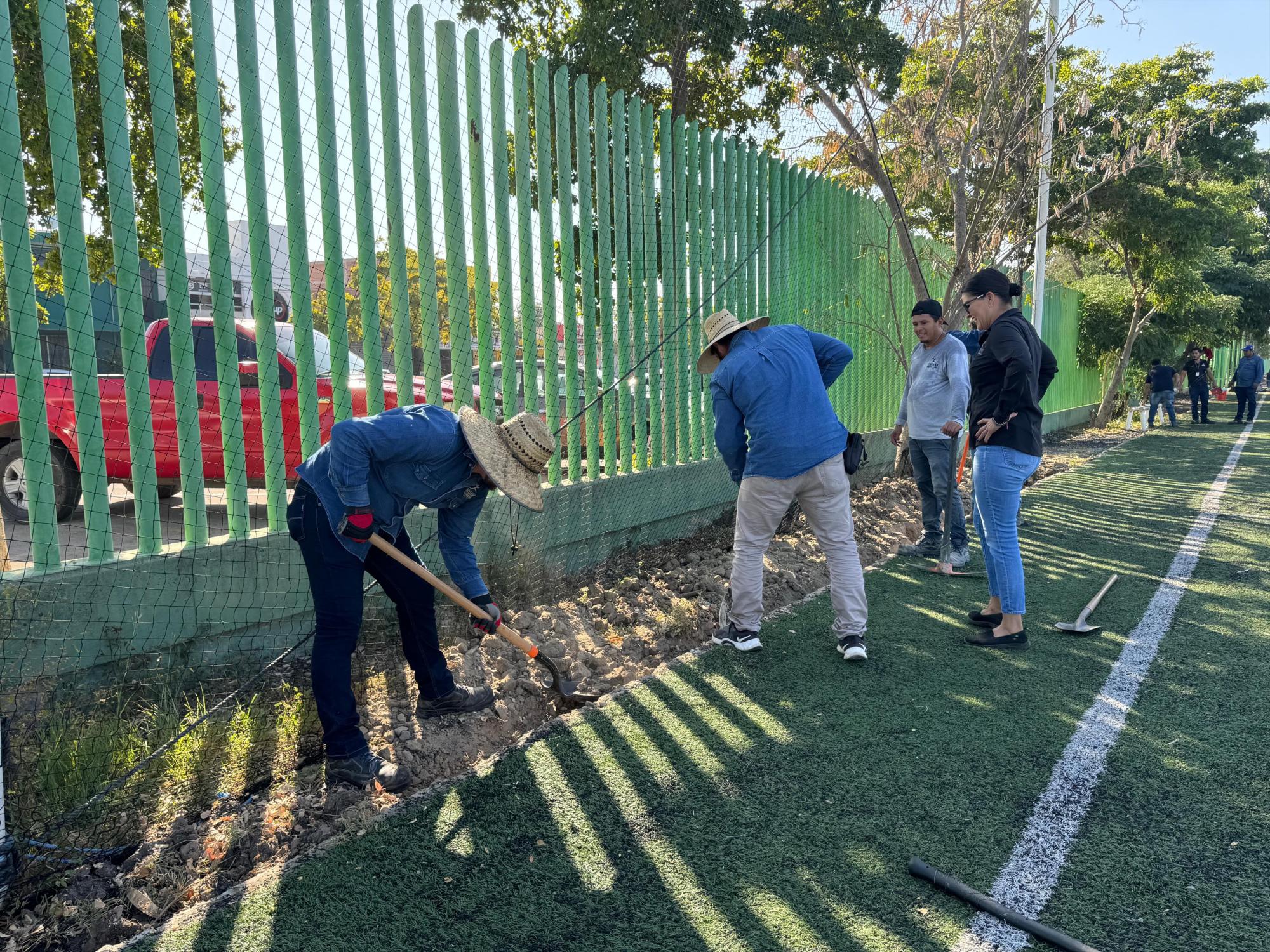 $!Realiza Imdem recorrido por espacios deportivos en proceso de rehabilitación