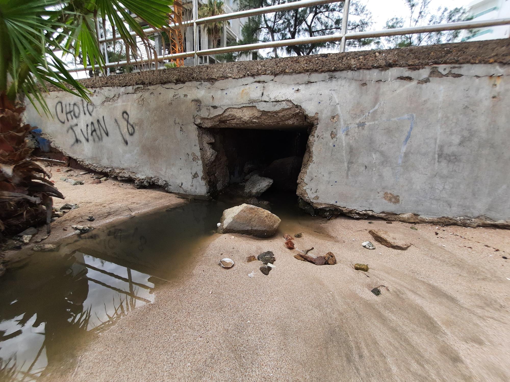 $!Persisten descargas de aguas negras en playa Los Pinitos, en Mazatlán