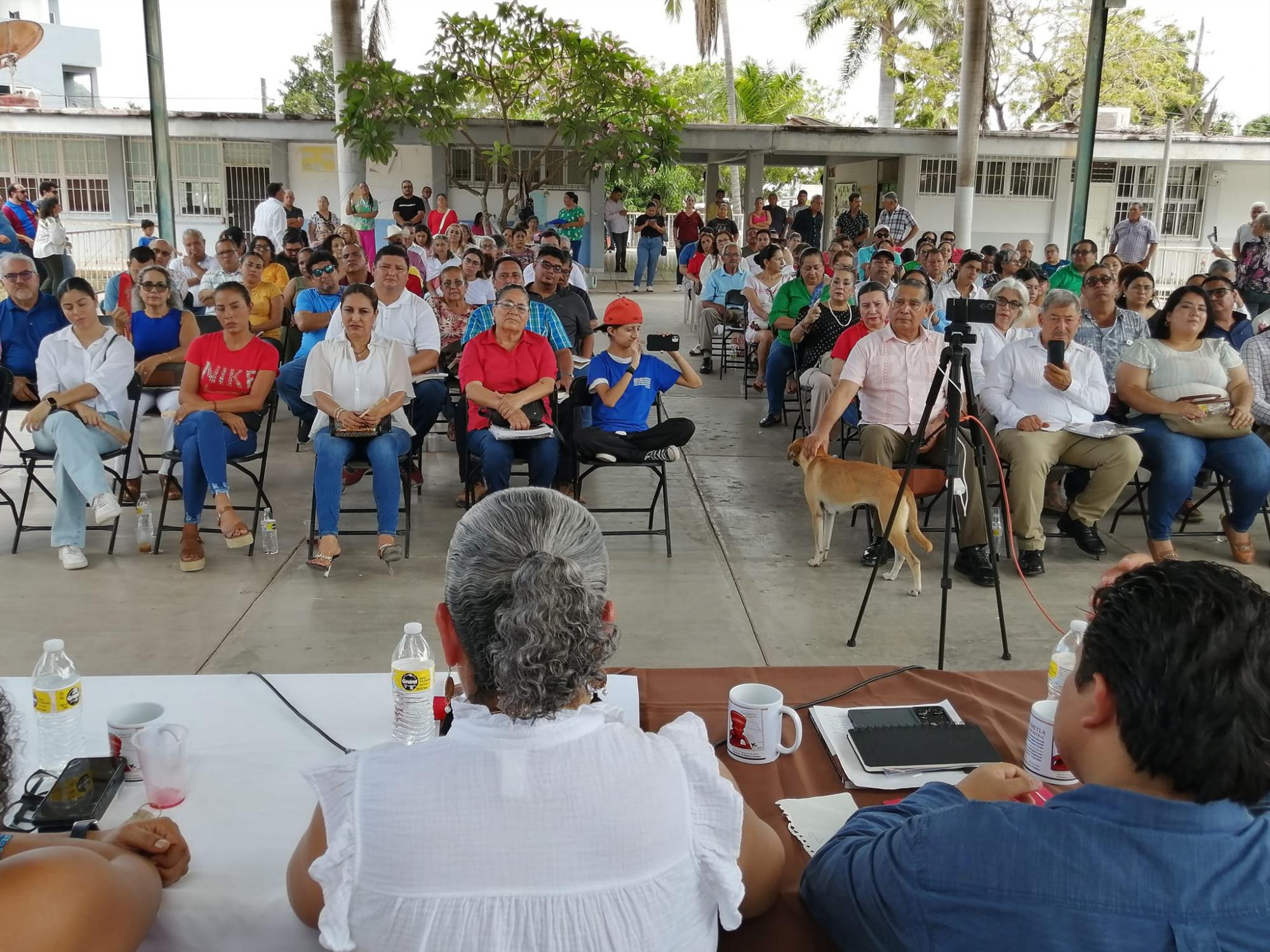 $!El público escuchó atento a los expositores.