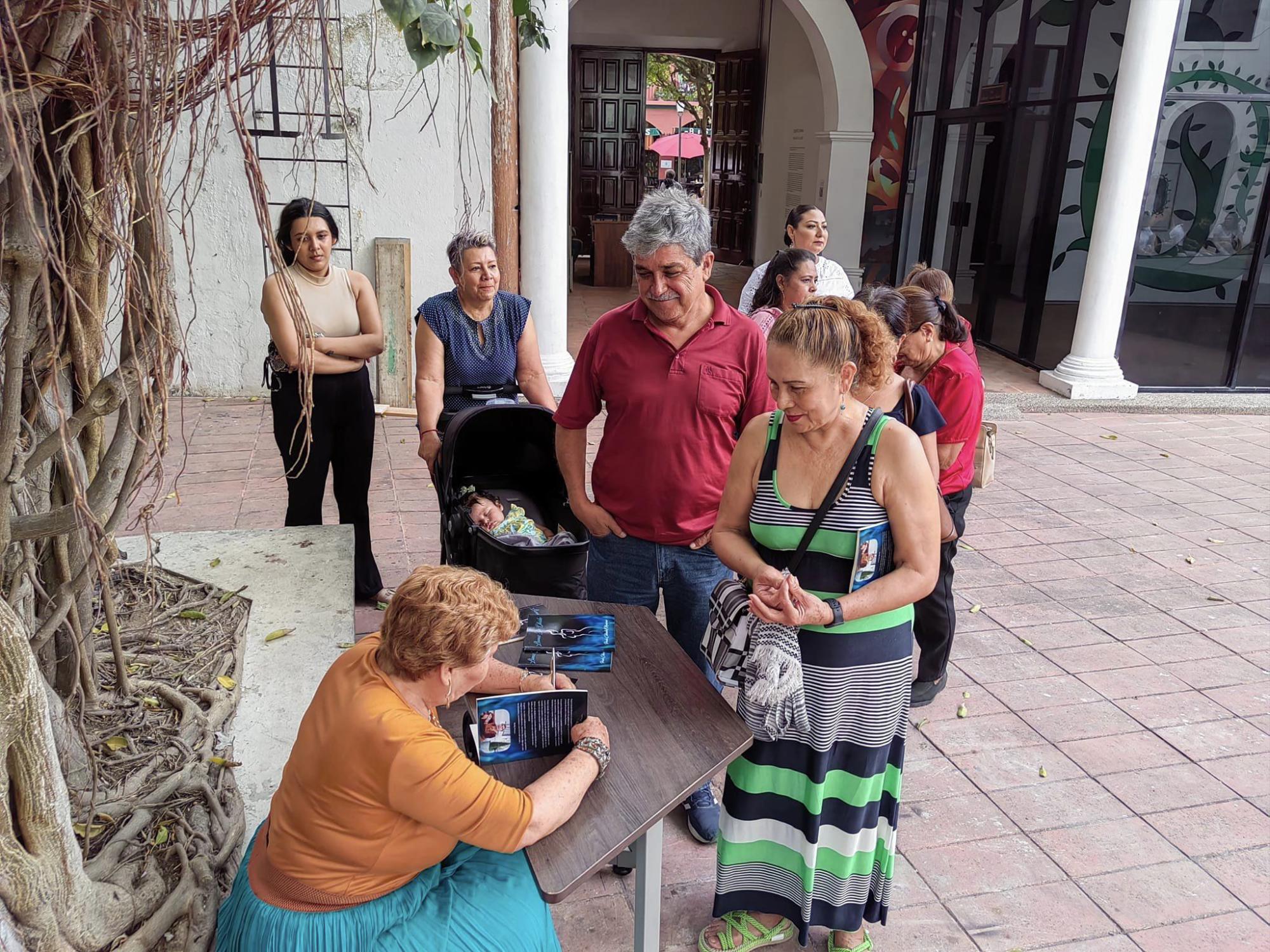 $!Al final de la presentación, la autora firmó libros.